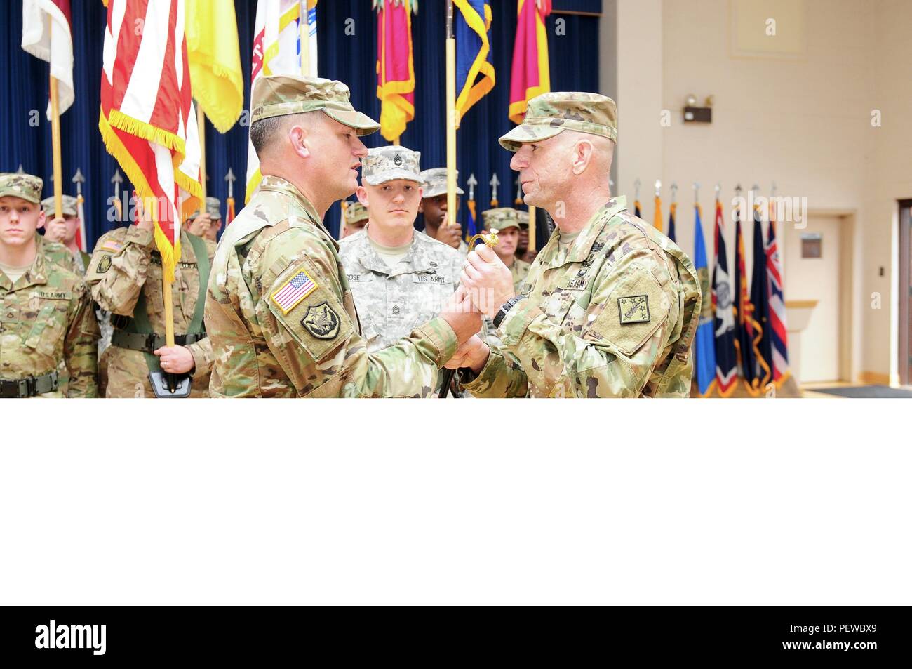 Le Sgt commande. Le Major Harold E. Dunn IV, sergent-major de commandement 20e Commandement CBRNE abandonne la responsabilité lors d'une cérémonie à Aberdeen Proving Ground, Md., le 4 février. Banque D'Images