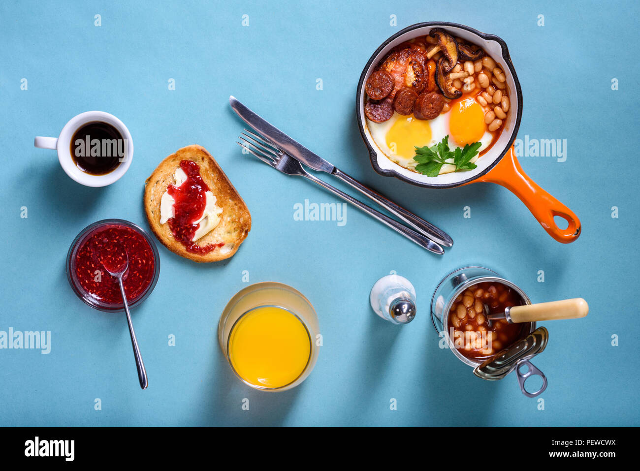 Petitdéjeuner anglais complet dans une casserole avec les œufs