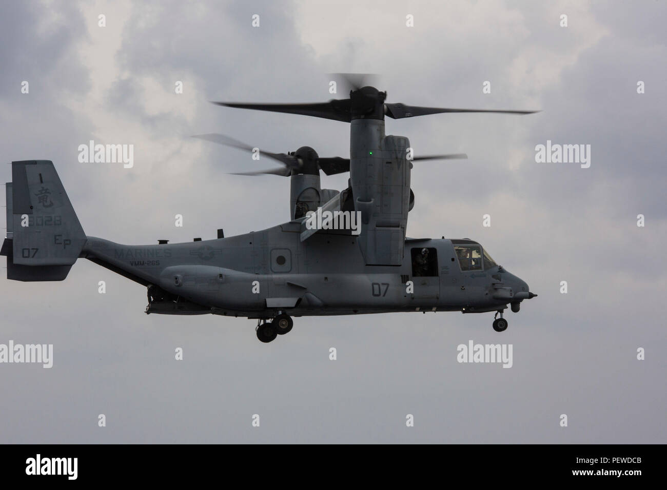 Une MV-22B Osprey avec Marine Escadron 265 à rotors basculants moyen (renforcée), 31e Marine Expeditionary Unit, vole au-dessus de l'USS Bonhomme Richard (DG 6) Le 6 février 2016. Les Marines de VMM-265 (Rein), 31e MEU, effectuaient des qualifications d'appontage avec les divers appareils de la 31e MEU's aviation élément de combat. La 31e MEU est actuellement embarqué sur les navires du Bonhomme Richard Groupe amphibie sur leur déploiement au printemps à la région Asie-Pacifique. (U.S. Marine Corps photo prise par le sergent d'artillerie. Zachary Dyer) Banque D'Images