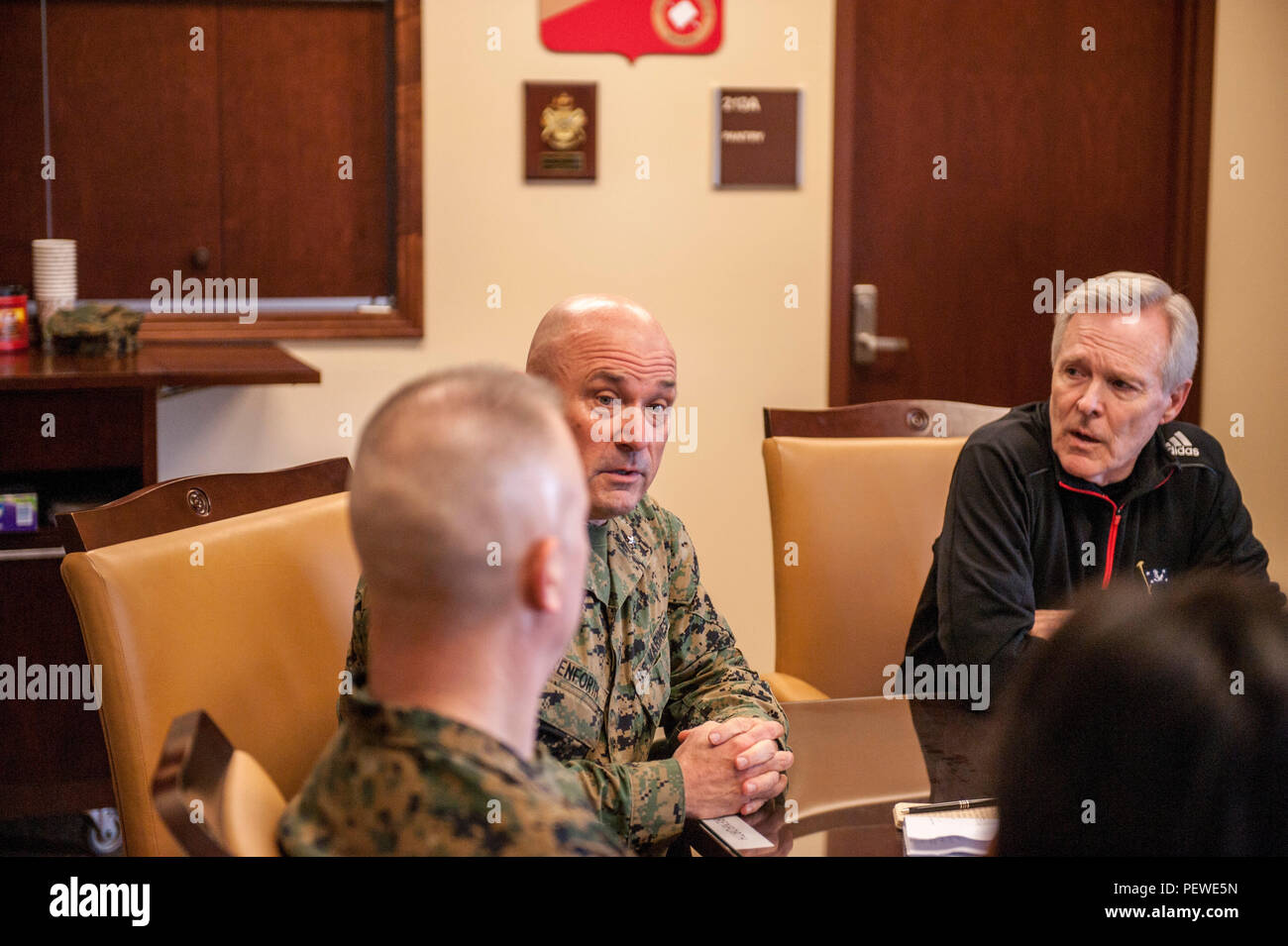 Le 75e Secrétaire de la Marine, de l'honorable Raymond E. Claude Jr., visites les instructeurs et le personnel de l'officier du Corps des Marines des États-Unis à l'école candidats Champ marron, Marine Corps Base Quantico, en Virginie, le 27 janvier 2016. La mission de l'École des aspirants (OCS) est 'l'éducation et la formation des aspirants-officiers de Marine Corps, connaissances et compétences dans un environnement chaotique et difficile, afin d'évaluer et de dépistage des personnes à la direction, morale, mentale, physique et les qualités requises pour la mise en service en tant qu'officier du Corps des Marines des États-Unis. Photo du Corps des marines Banque D'Images