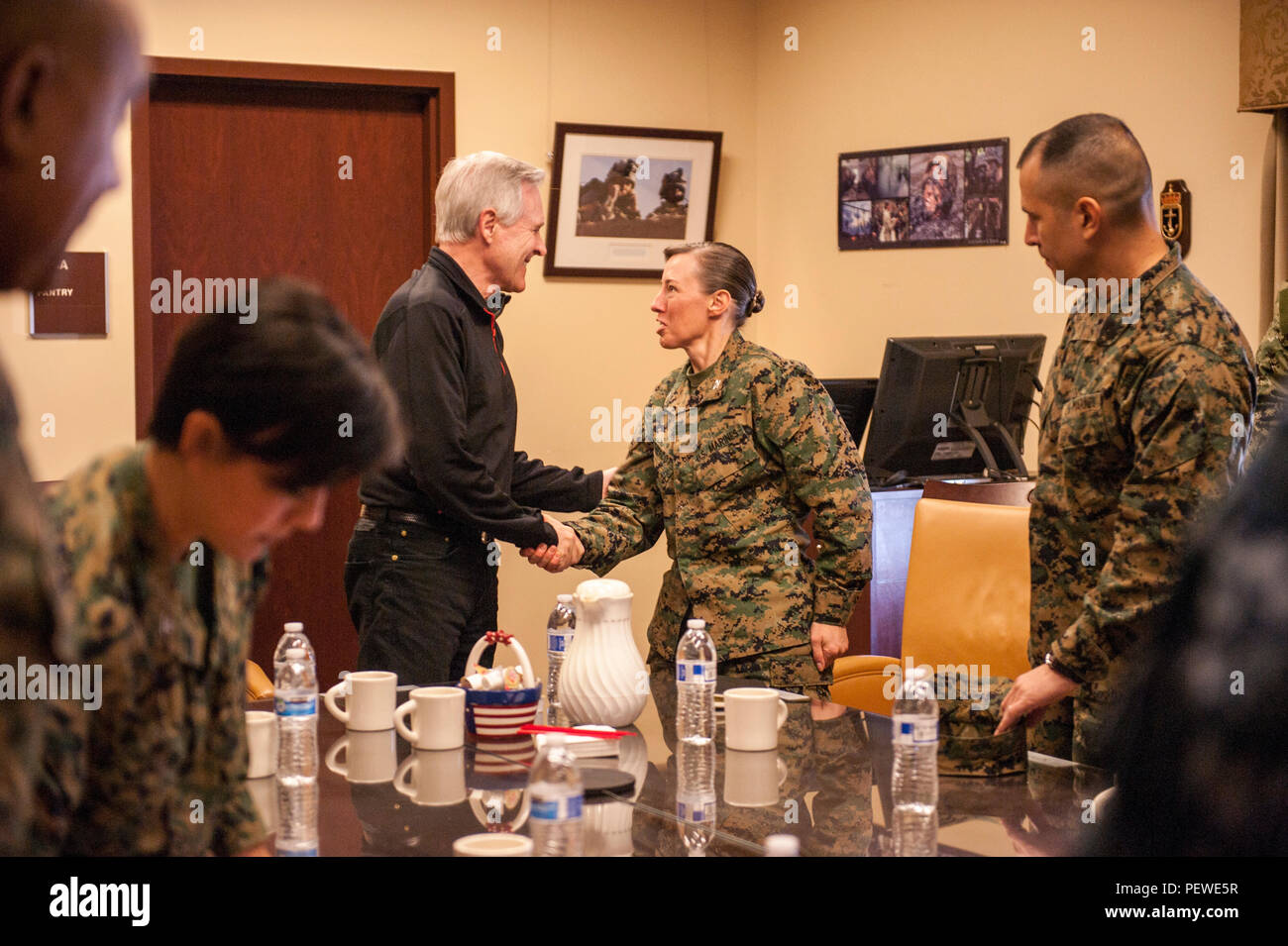 Le 75e Secrétaire de la Marine, de l'honorable Raymond E. Claude Jr., visites les instructeurs et le personnel de l'officier du Corps des Marines des États-Unis à l'école candidats Champ marron, Marine Corps Base Quantico, en Virginie, le 27 janvier 2016. La mission de l'École des aspirants (OCS) est 'l'éducation et la formation des aspirants-officiers de Marine Corps, connaissances et compétences dans un environnement chaotique et difficile, afin d'évaluer et de dépistage des personnes à la direction, morale, mentale, physique et les qualités requises pour la mise en service en tant qu'officier du Corps des Marines des États-Unis. Photo du Corps des marines Banque D'Images