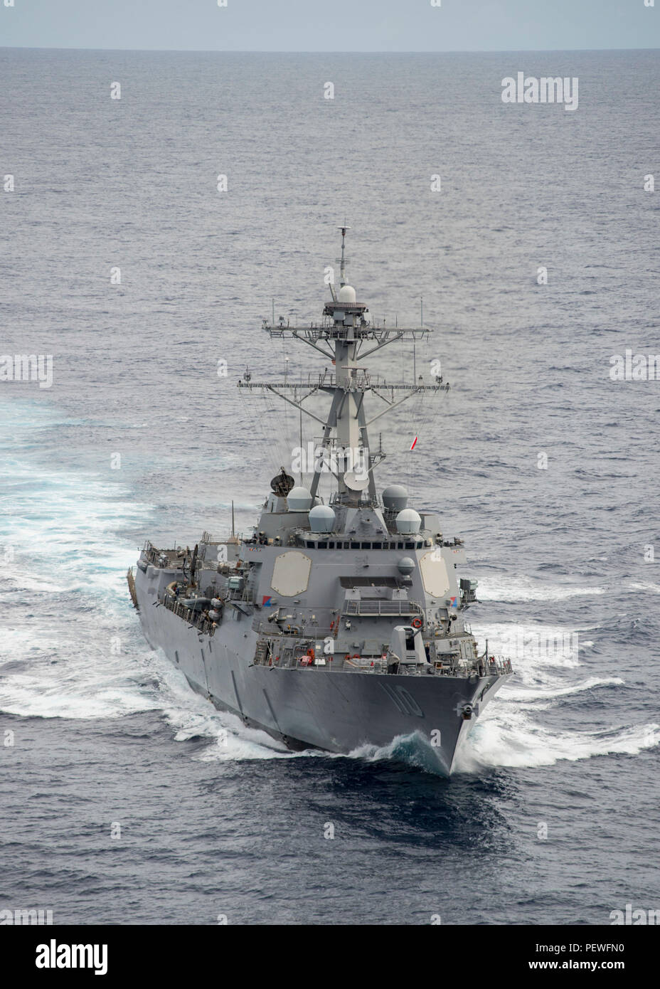 160206-N-OU184-021 OCÉAN PACIFIQUE (fév. 6, 2016) l'USS missiles de William P. Lawrence (DDG 110) les transits de l'océan Pacifique. Fournissant une force prête au combat pour protéger les intérêts maritimes collective, Lawrence, commandé par le Capitaine de frégate. Walter C. Mainor et affecté à la grève Stennis, groupe fonctionne comme partie de la grande flotte verte en fonction d'un programme de déploiement de l'ouest du Pacifique. (U.S. Photo par marine Spécialiste de la communication de masse 3 Classe Emiline L. M. Senn/libérés) Banque D'Images