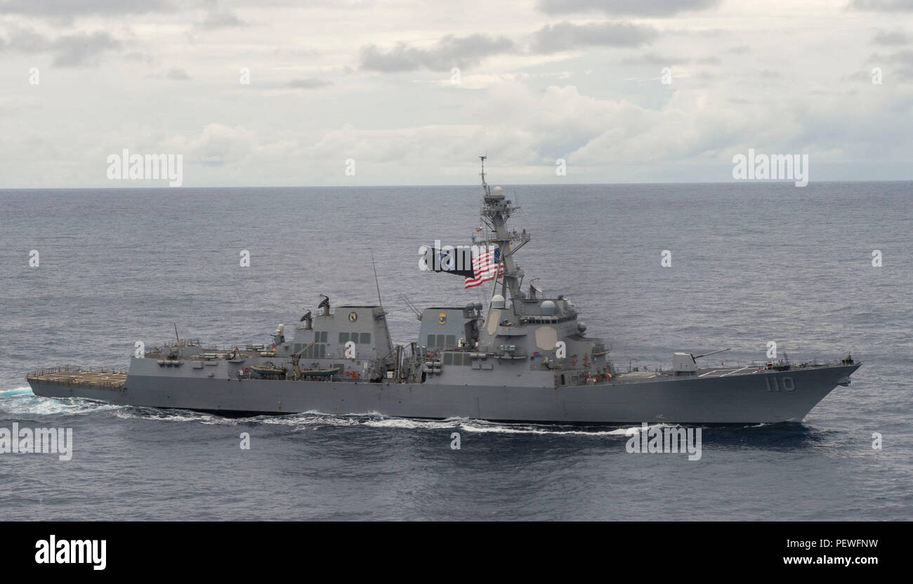 160206-N-OU184-146 OCÉAN PACIFIQUE (fév. 6, 2016) l'USS destroyer lance-missiles Wiiliam P. Lawrence (DDG 110) les transits de l'océan Pacifique. Fournissant une force prête au combat pour protéger les intérêts maritimes collective, Lawrence, commandé par le Capitaine de frégate. Walter C. Mainor et affecté à la grève Stennis, groupe fonctionne comme partie de la grande flotte verte en fonction d'un programme de déploiement de l'ouest du Pacifique. (U.S. Photo par marine Spécialiste de la communication de masse 3 Classe Emiline L. M. Senn/libérés) Banque D'Images