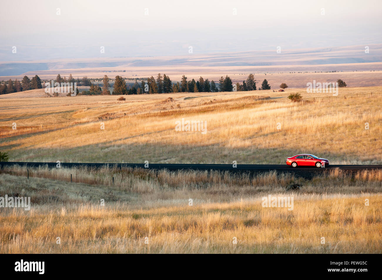 Une voiture sur la route dans l'est du Washington State, USA Banque D'Images