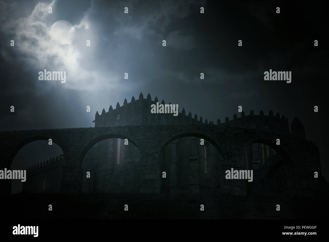 Abbaye médiévale misty dans une nuit de pleine lune Banque D'Images