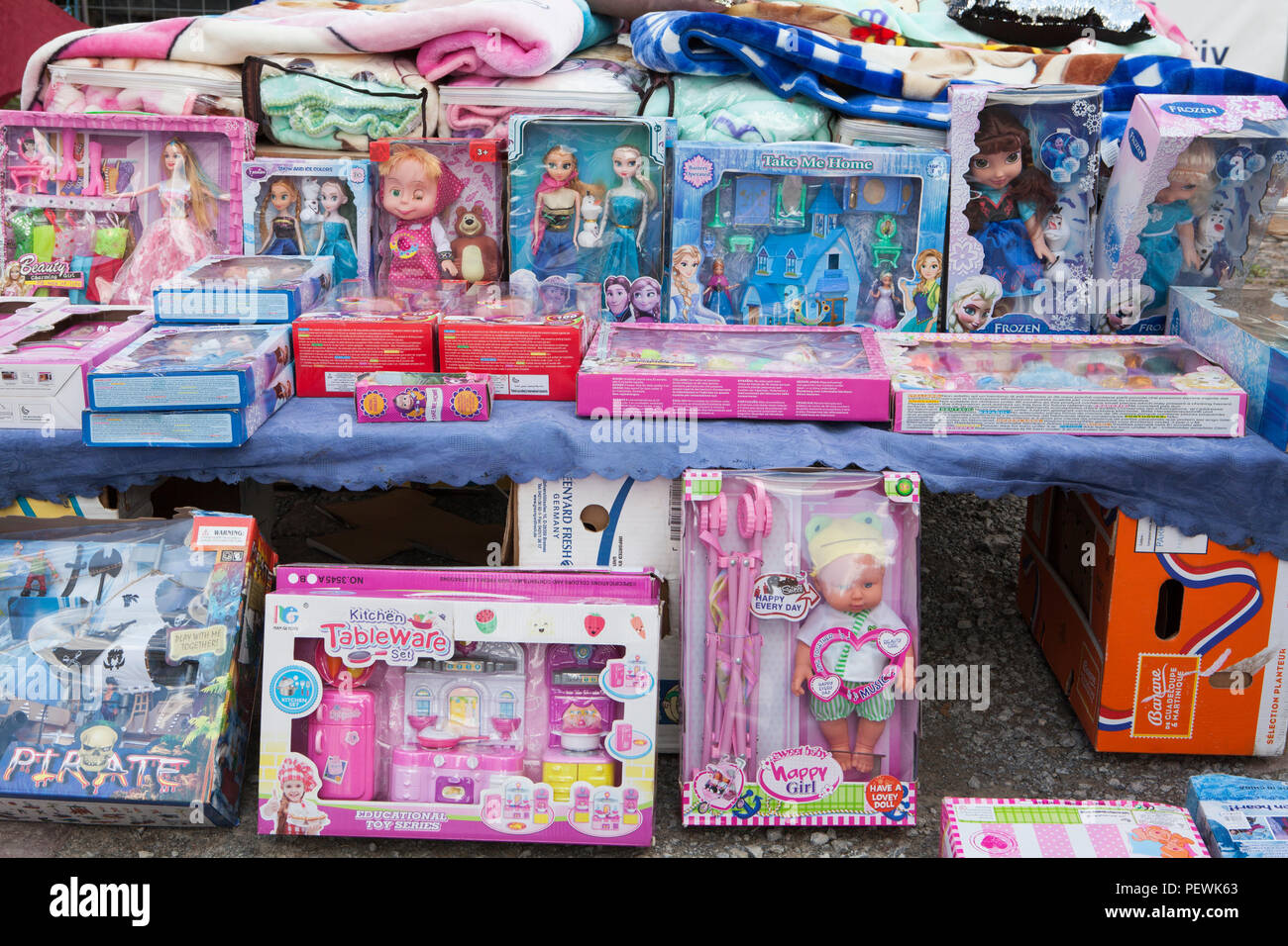 Les jouets en plastique à un stand de marché, l'Allemagne, de l'Europe Banque D'Images
