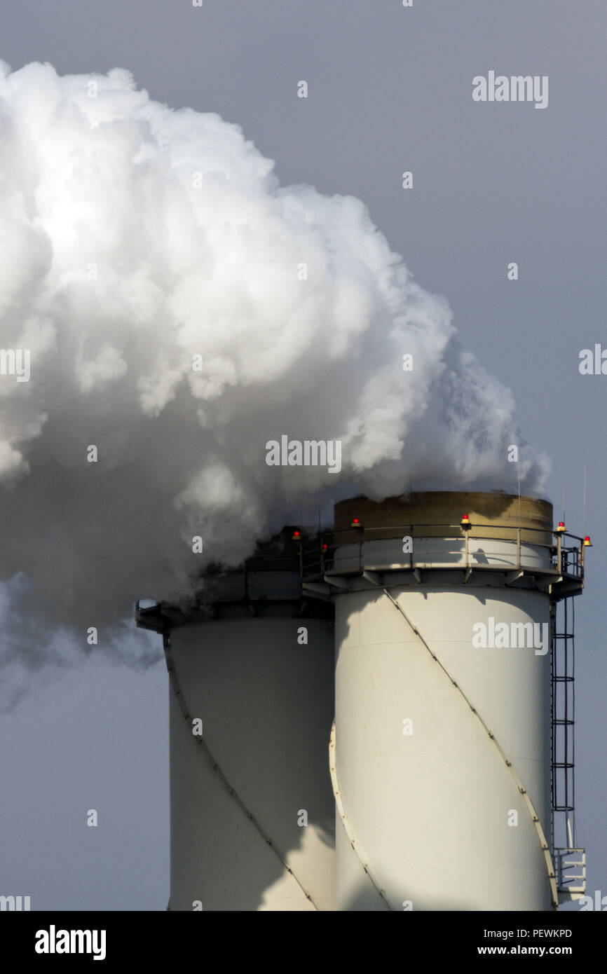 Les tuyaux de l'usine d'émissions de fumée Banque D'Images