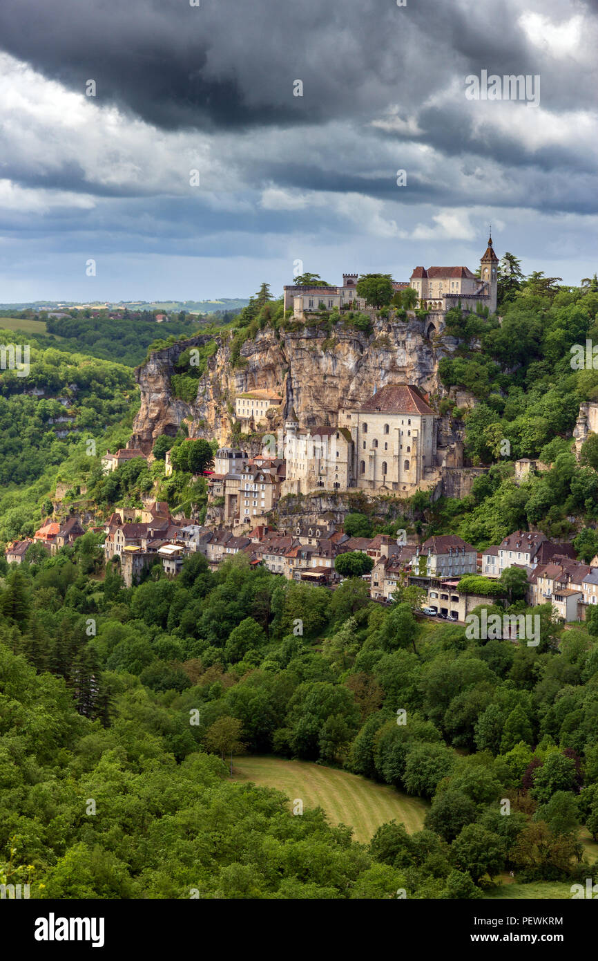 Rocamadour, un village dans le sud-ouest de la France. Le sanctuaire ici a attiré des pèlerins provenant de nombreux pays depuis des siècles. Banque D'Images Rocamadour, un village dans le sud-ouest de la France. Le sanctuaire ici a attiré des pèlerins provenant de nombreux pays depuis des siècles. Banque D'Images