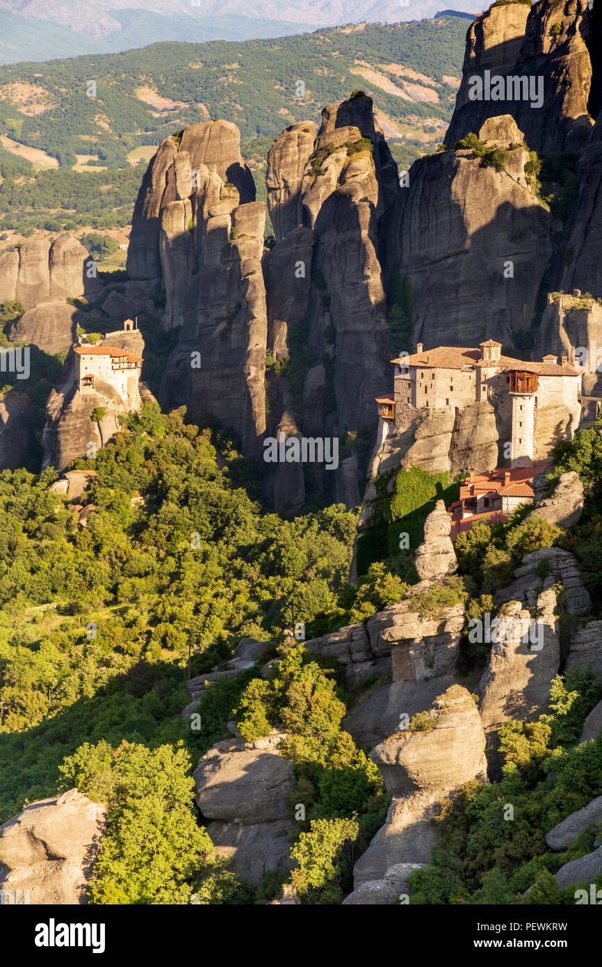 Paysage panoramique vue sur les météores rock mountain formations dans les montagnes Pindos, Grèce. Banque D'Images