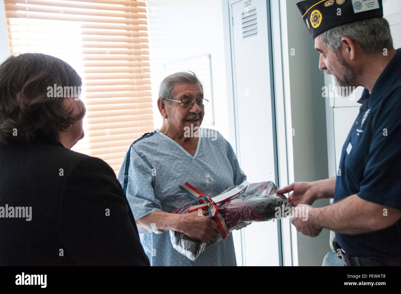 Gail Graham, le directeur par intérim de l'El Paso Ministère des Affaires des anciens combattants du système de santé et de Scott Stevens, commandant des anciens combattants juifs Maurice Kubby Post # 749, visitez avec anciens combattants à William Beaumont Army Medical Center, le 11 février. Graham Stevens et présenté avec anciens combattants hospitalisés couvertures faites à la main, fleurs et les axes dans le cadre de l'AV's National hommage aux anciens combattants 7. Banque D'Images