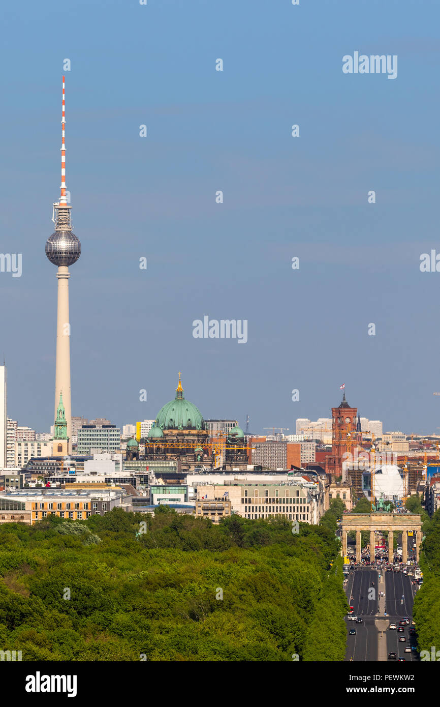 Vue sur Berlin avec c'est la tour de télévision et la porte de Brandebourg Berlin de la colonne de la victoire. Banque D'Images