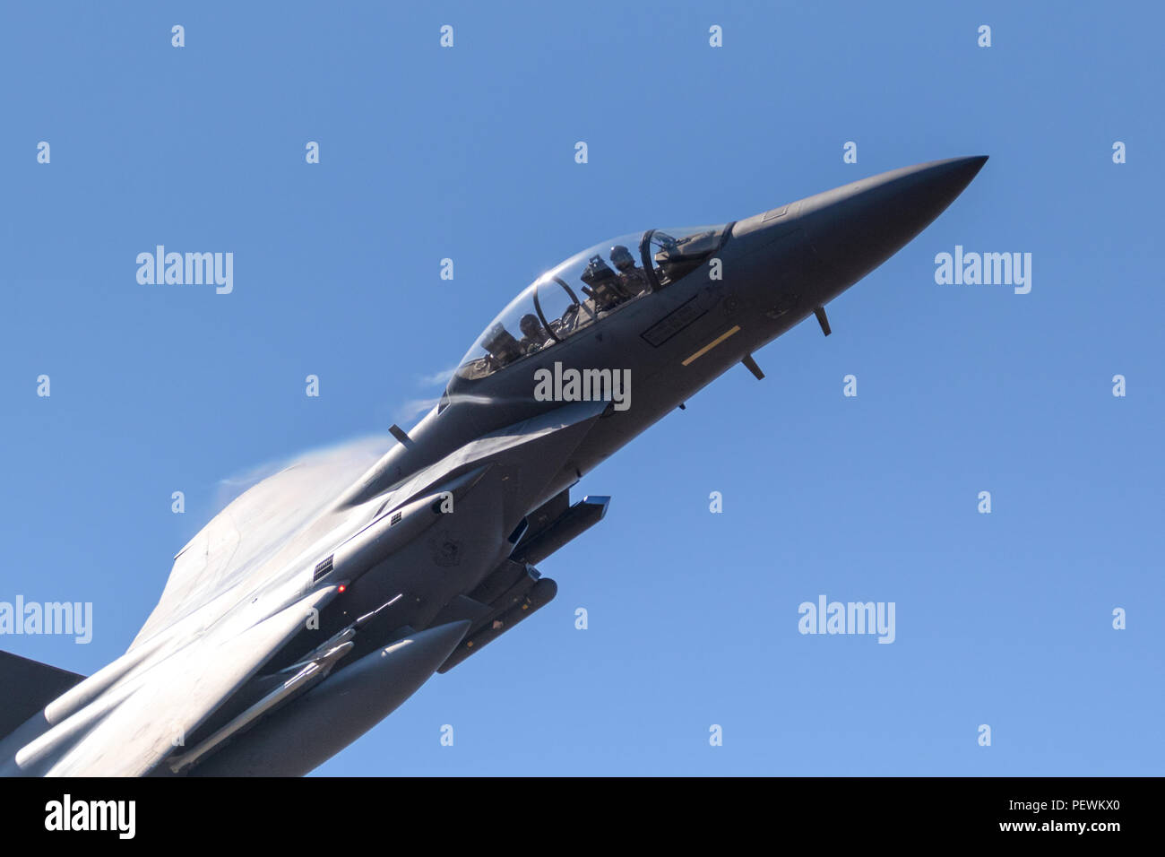 LAKENHEATH, UK - Oct 12, 2018 : US Air Force F-15E Strike Eagle bombardier avion en vol au dessus de la base aérienne de Lakenheath RAF. Banque D'Images