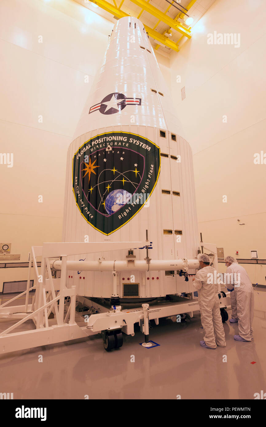 Le douzième de l'Armée de l'air Système de positionnement global (GPS) si le satellite est encapsulé dans un Atlas V charge utile de 4 mètres fairing avant leur transport vers une installation de lancement de l'Alliance pour le palan et mate à base aérienne de Cap Canaveral, en Floride, la mission est définie à off décollage à partir de l'espace complexe de lancement 41 le 5 février, jusqu'a 27 ans le traitement des satellites GPS pour le 45e Space Wing. Le dernier Air Force IIF GPS dans un bloc de 12 satellites a été livrée à l'équipe du traitement led-aviateurs à CCAFS à partir de l'installation de fabrication de Boeing à El Segundo, Californie, 8 octobre 2015. (Cour Banque D'Images