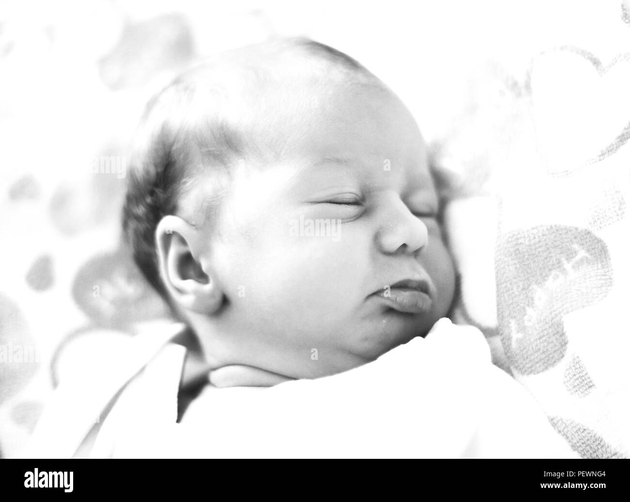 - Noir et blanc photo : un nouveau-né de dormir dans la couchette sur Banque D'Images