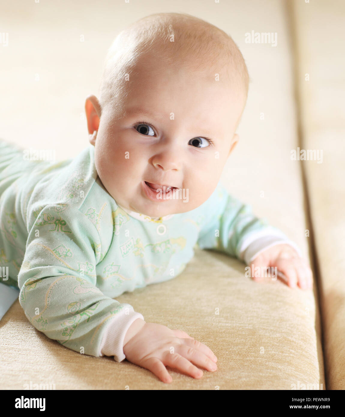 Portrait D Un Mignon Petit Bebe De Trois Mois Photo Stock Alamy