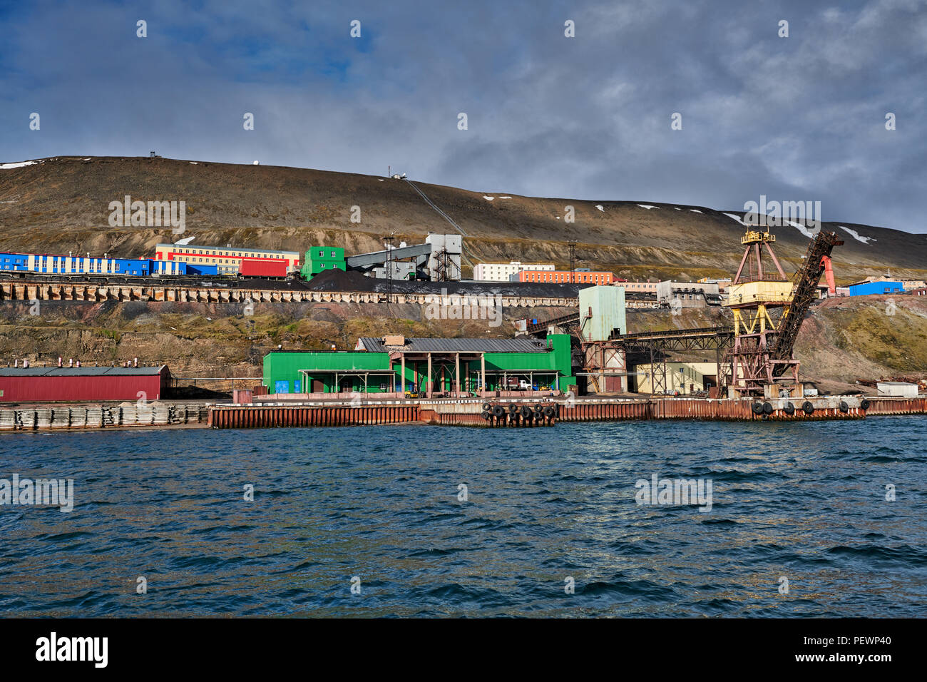 Ville minière russe Barentsburg vu de la mer, Svalbard, Spitzberg ou l'Europe Banque D'Images