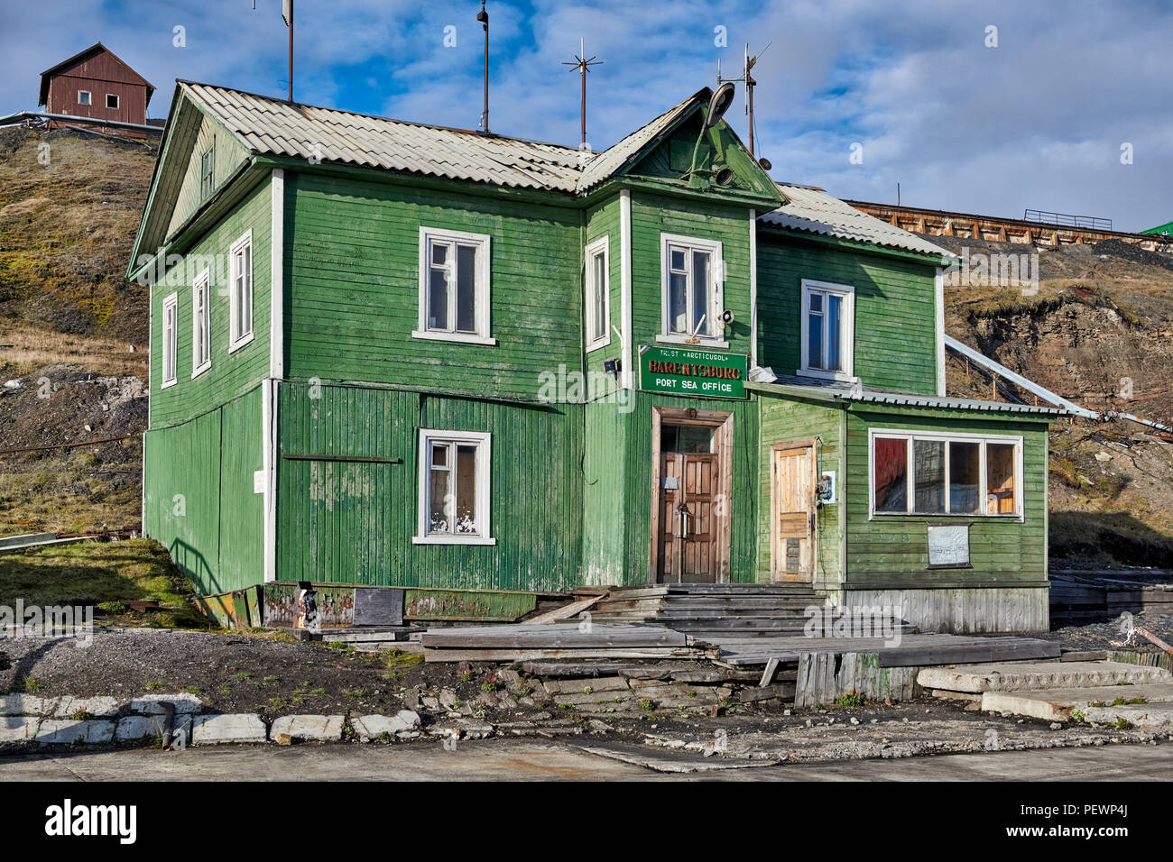 Bâtiments en bois typique de la vieille ville minière russe de Barentsburg Svalbard, Spitzberg, ou l'Europe Banque D'Images