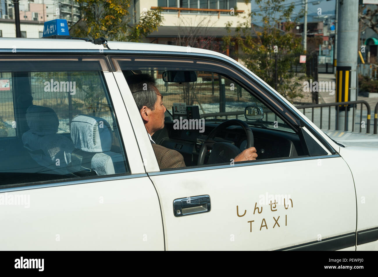 23.12.2017, Kyoto, Japon, Asie - Un chauffeur de taxi conduit son taxi vide dans les rues de Kyoto. Banque D'Images