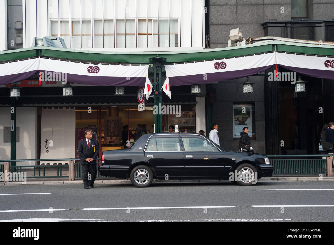 23.12.2017, Kyoto, Japon, Asie - Un chauffeur de taxi attend les clients à côté de son taxi dans une rue de Kyoto. Banque D'Images