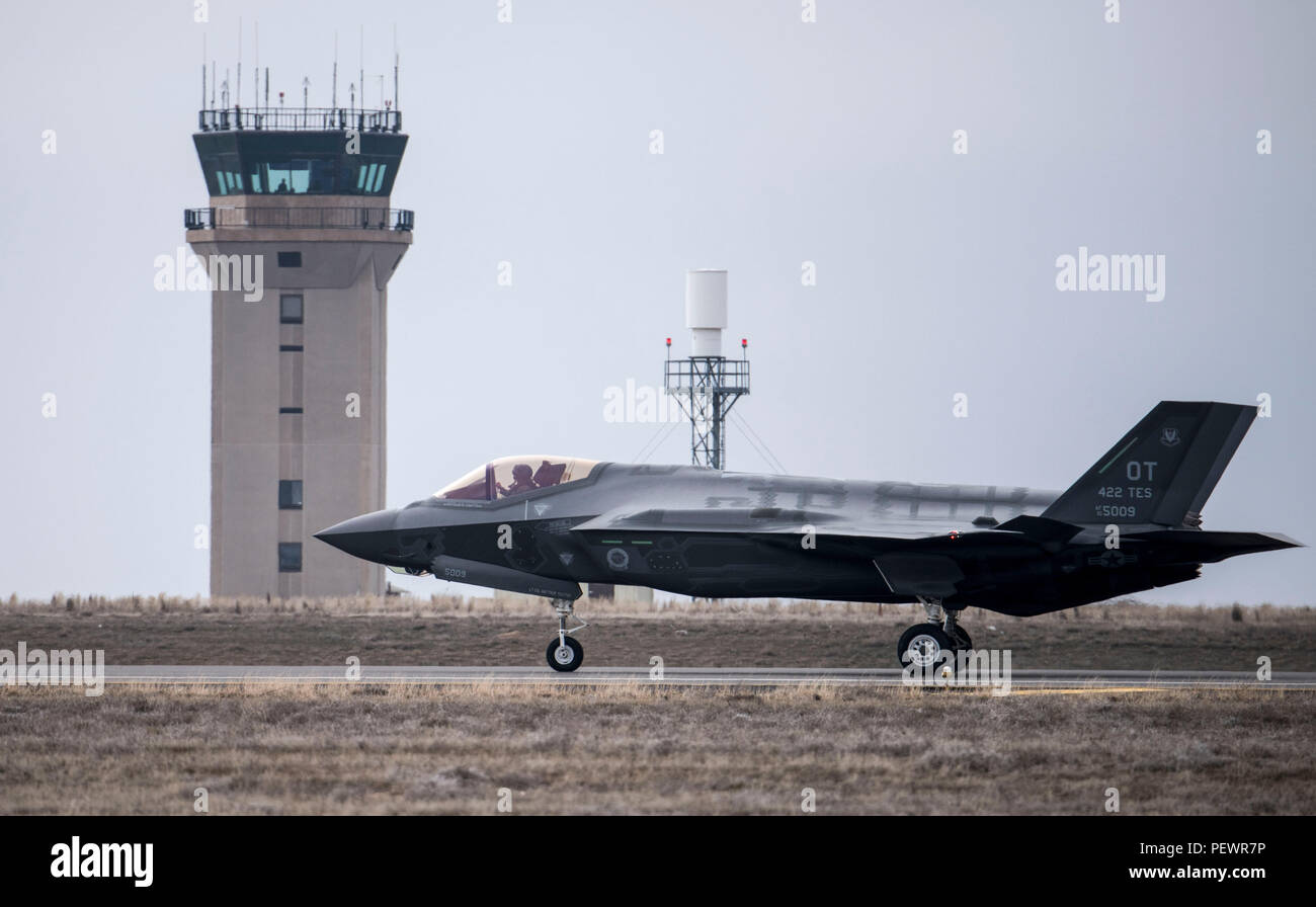 Un U.S. Air Force F-35A Lightning II, également connu sous le nom de Joint Strike Fighter, un taxi après l'atterrissage à Mountain Home Air Force Base, Texas, le 8 février 2016. Le F-35, qui viennent de l'Edwards Air Force Base, Californie, fera partie d'une capacité opérationnelle initiale à la proximité de test complexe gamme. (U.S. Photo de l'Armée de l'air par la Haute Airman Jeremy L. Mosier/libérés) Banque D'Images