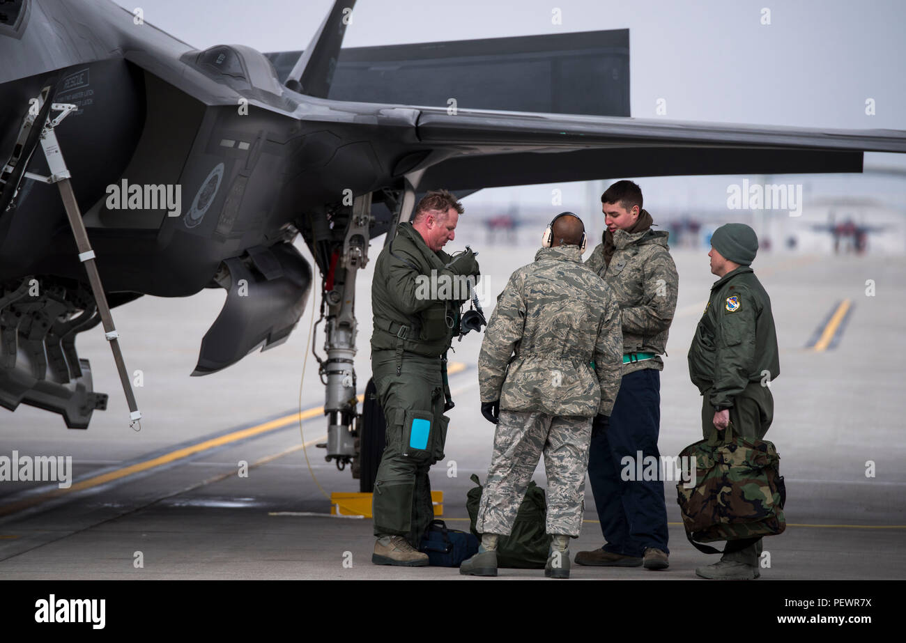Les chefs d'équipage de l'Escadron 31 évaluations d'essai (31) TES l'équipage salue après les trois premiers F-35A Lightning II arrivent à Mountain Home Air Force Base, Texas, le 8 février 2016. La 53e TEG effectuera divers scénarios de formation hors de Mountain Home AFB pour évaluer la capacité de déploiement du F-35A. (U.S. Photo de l'Armée de l'air par la Haute Airman Jeremy L. Mosier/libérés) Banque D'Images