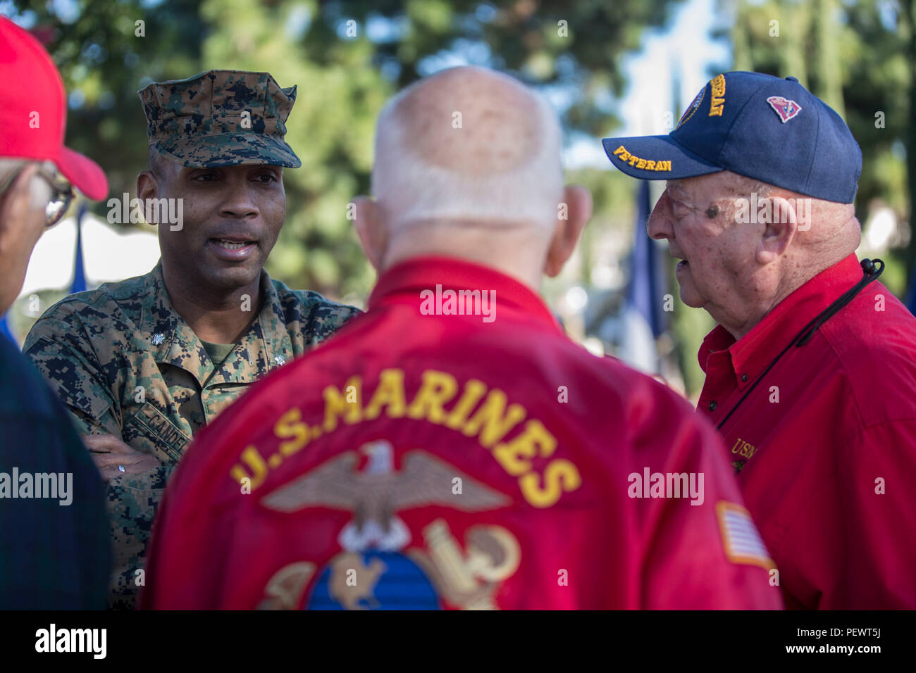 Le Lieutenant-colonel du Corps des Marines américain Rafael Candelario, directeur général de 5e Régiment de Marines, 1 Division de marines, parle avec les anciens combattants de la 1 Division de Marines à Camp Pendleton, Californie, le 3 février 2016. La 1 Division de marines célébrera le 75e anniversaire de sa fondation en organisant une cérémonie pour le service actif et vétéran des Marines et marins qui ont servi dans le Camp Pendleton, unité de combat au sol. (U.S. Marine Corps photo par Lance Cpl. Brandon Martinez/libérés) Banque D'Images