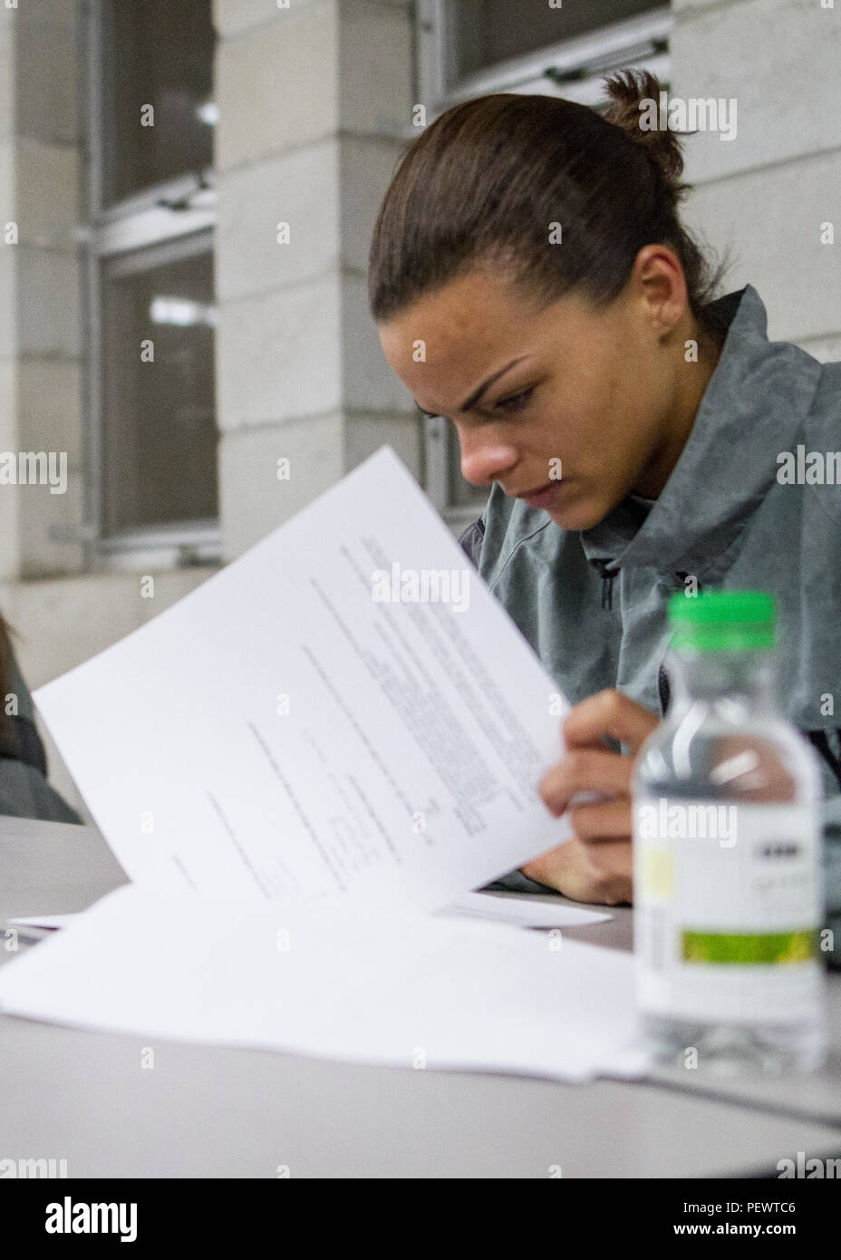 Réserve de l'armée américaine de la CPS. Taylor Scheffter, un spécialiste de la santé avec la 300e Brigade de police militaire de Carlisle, Ohio, prend un examen 9 fév. au cours de cette année, la 200e commande MP Concours Meilleur Guerrier au Camp Blanding, en Floride, l'agent du rang de gain et junior s'enrôle les concurrents vont passer à la U.S. Army Reserve Command La concurrence meilleur guerrier en mai. (U.S. Photo de l'armée par le Sgt. 1re classe Jacob Boyer/libérés) Banque D'Images