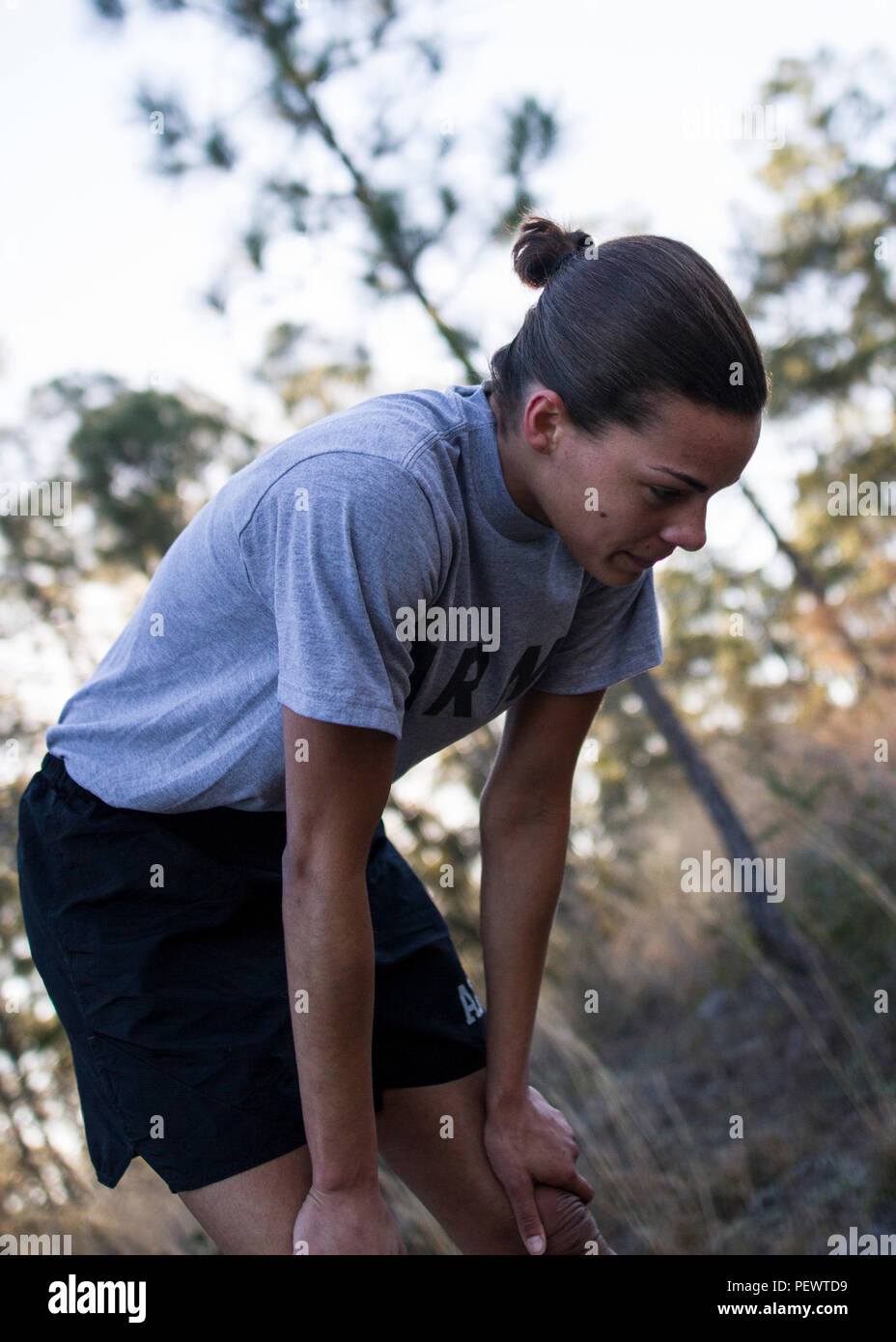 Réserve de l'armée américaine de la CPS. Taylor Scheffter, un spécialiste de la santé avec la 300e Brigade de police militaire de Carlisle, Ohio, les prises son souffle après avoir terminé la 2-mile run partie de l'Armée de test de condition physique 9 fév. au cours de cette année, la 200e commande MP Concours Meilleur Guerrier au Camp Blanding, en Floride, l'agent du rang de gain et junior s'enrôle les concurrents vont passer à la U.S. Army Reserve Command La concurrence meilleur guerrier en mai. (U.S. Photo de l'armée par le Sgt. 1re classe Jacob Boyer/libérés) Banque D'Images
