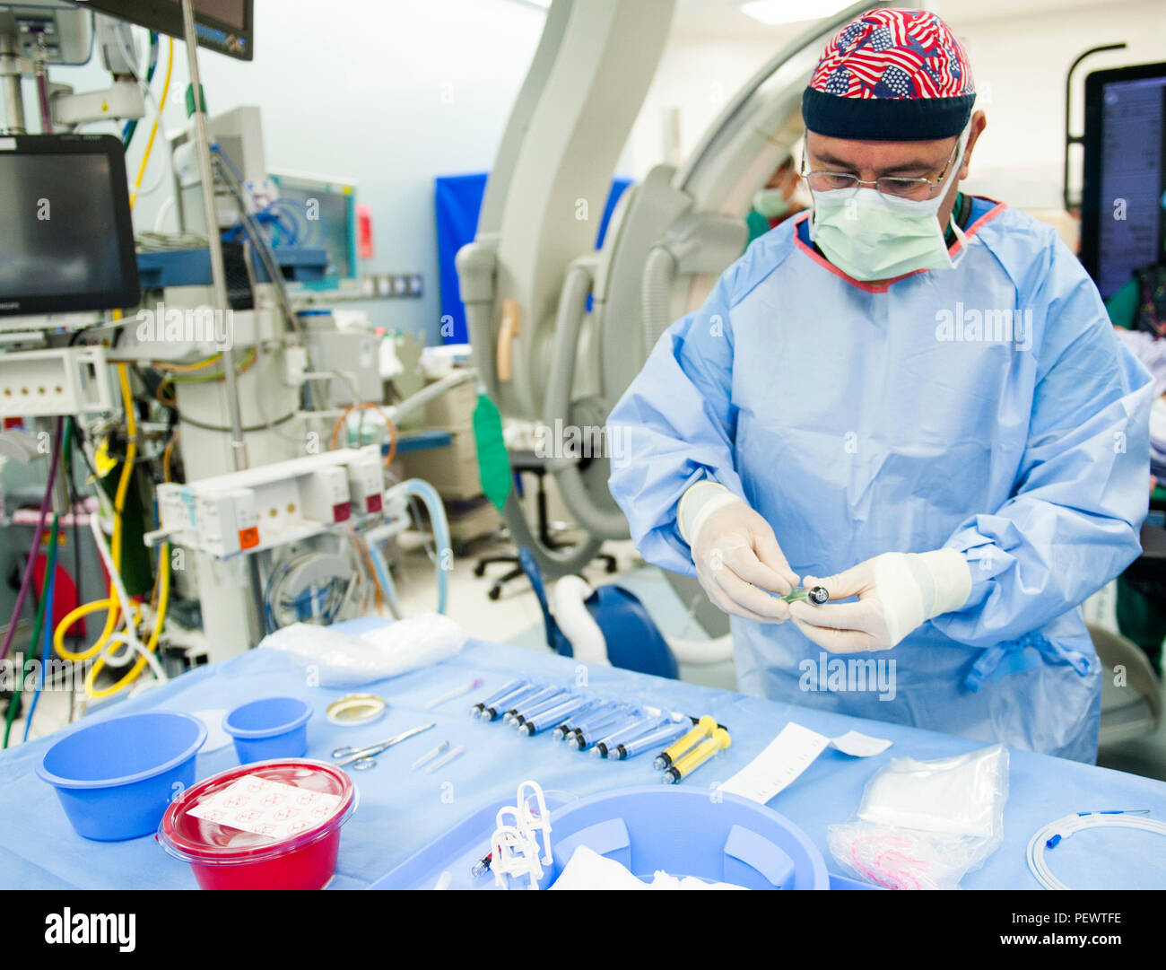 Jesse Aguilar, un 96e Escadron d'opérations médicales technologue de laboratoire du cathéter, prépare et organise les instruments médicaux et les fournitures sur une procédure table à l'Hôpital d'Eglin, 14 janvier à la base aérienne d'Eglin, en Floride Aguilar a aidé les médecins lors d'un cathétérisme cardiaque. Le plus récent d'Eglin procédure d'imagerie invasive permet aux médecins d'identifier la façon dont le sang d'un patient s'écoule vers l'artère qui irrigue le cœur. (U.S. Air Force photo/Ilka Cole) Banque D'Images