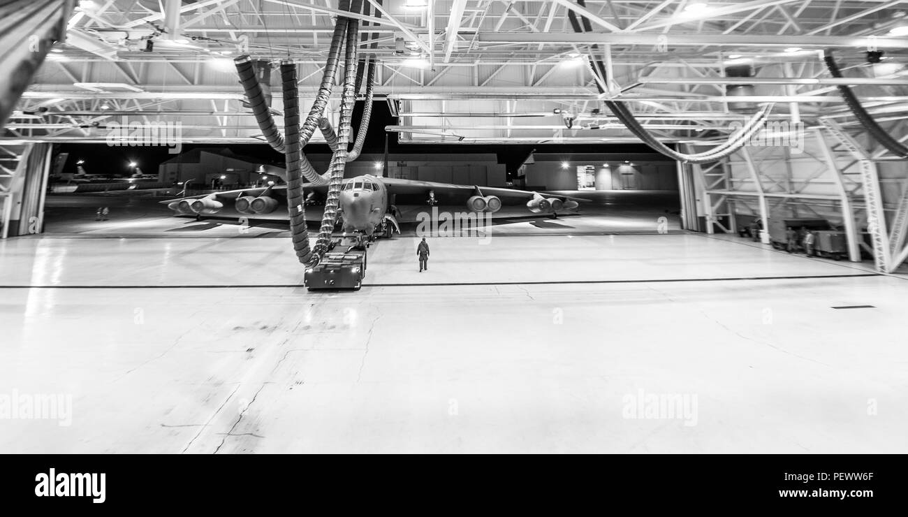 Un B-52H Stratofortress est sorti du Dock 1 pendant l'exercice Combat Hammer à Minot Air Force Base, N.D., 9 février 2016. Selon les responsables de l'exercice, l'objectif de cet exercice était d'évaluer la fiabilité et l'efficacité des systèmes d'armes de combat tout en évaluant l'Air Force air-sol, programme de munitions. Banque D'Images