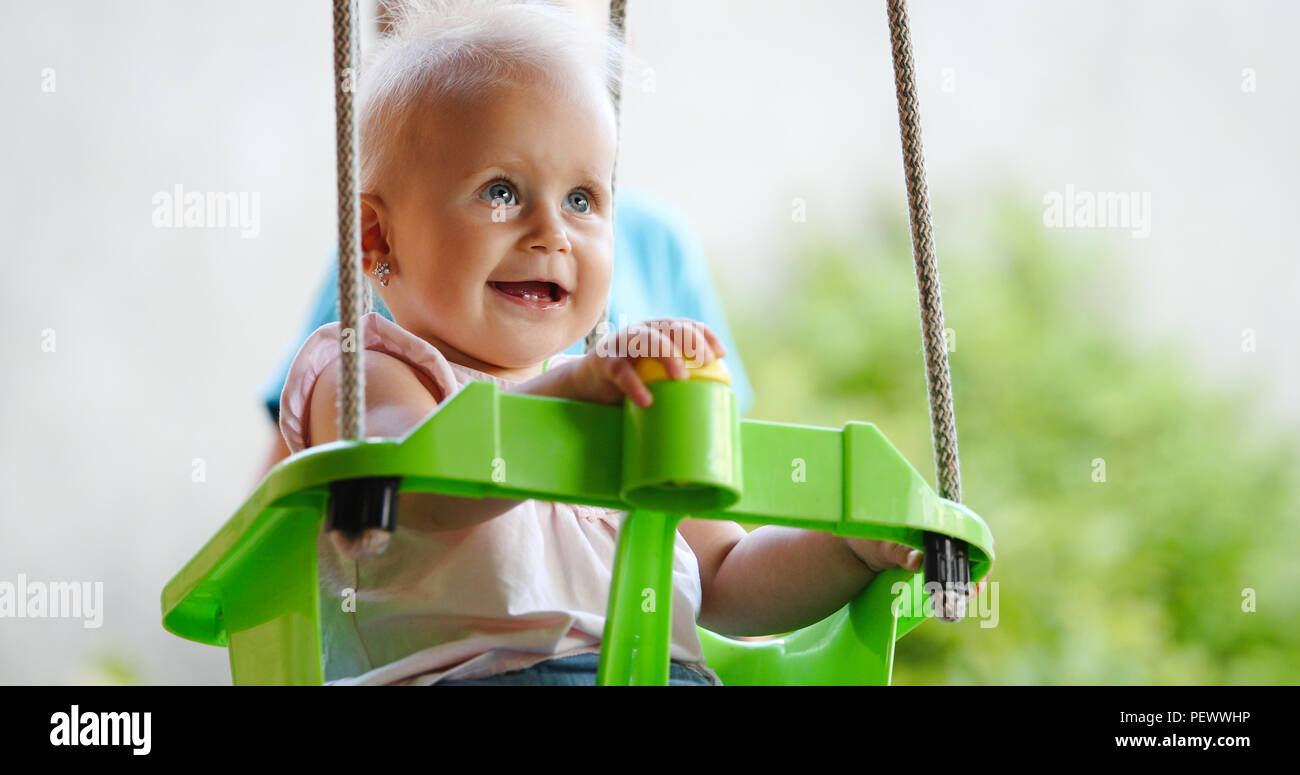 Happy Baby bénéficiant d'activités de plein air et souriant pendant la rotation Banque D'Images