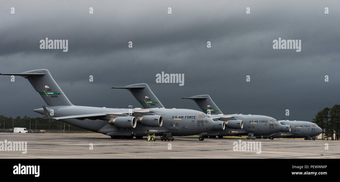 C-17 Globemaster III Cargo) de Joint Base Lewis-McChord, dans l'État de Washington, s'asseoir sur la rampe de l'aérodrome de l'armée du pape, N.C., à l'appui de gros paquets semaine, le 3 février 2016. Grand Paquet Semaine est laisse jusqu'à l'accès Opérationnel Conjoint exercer 16-5 qui prépare l'armée et la Force aérienne pour les unités de crise mondiale et de contingence. (U.S. Photo de l'Armée de l'air par le sergent. Gregory Brook Banque D'Images