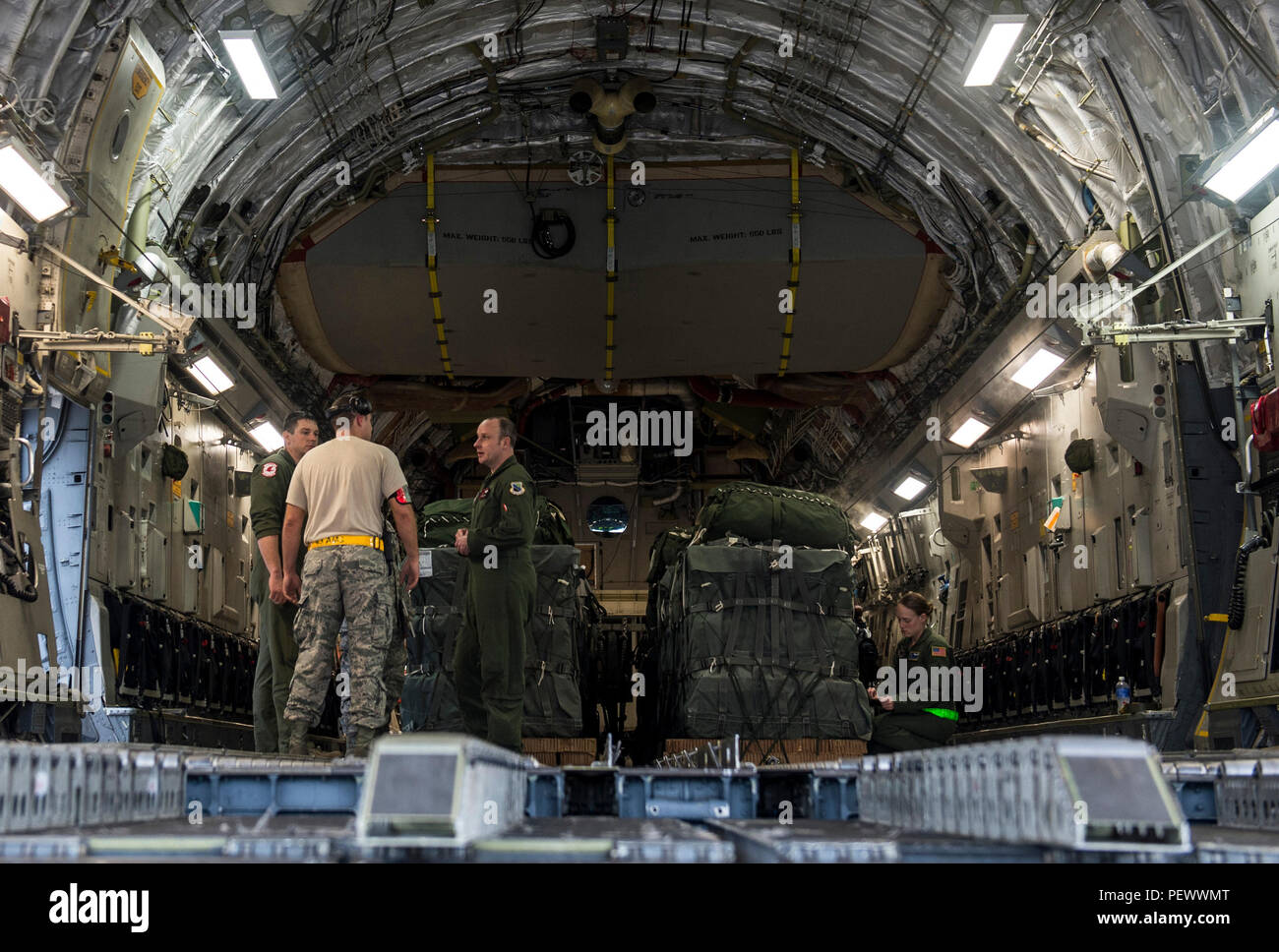 Paramètres de la mission de l'équipage discute et inspecte les ensembles de systèmes de livraison de fret sur un C-17 Globemaster III Cargo) de Joint Base Elmendorf-Richardson, Alaska, sur la rampe de l'aérodrome de l'armée du pape, N.C., à l'appui de gros paquets semaine, le 3 février 2016. Grand Paquet Semaine est laisse jusqu'à l'accès Opérationnel Conjoint exercer 16-5 qui prépare l'armée et la Force aérienne pour les unités de crise mondiale et de contingence. (U.S. Photo de l'Armée de l'air par le sergent. Gregory Brook Banque D'Images