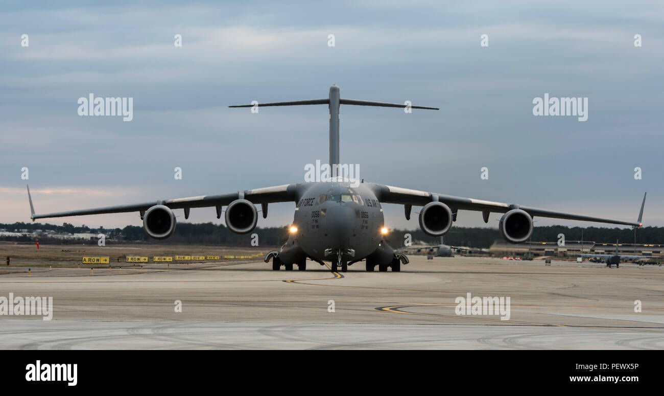 Un U.S. Air Force C-17 Globemaster III Cargo) de Joint Base Elmendorf-Richardson, Alaska, taxis à la piste pour une ligne statique parachutage à l'appui des opérations de largage, pendant la semaine de gros paquets sur le Pape Army Airfield, N.C., 6 février 2016. Grand Paquet Semaine est laisse jusqu'à l'accès Opérationnel Conjoint exercer 16-5 qui prépare l'armée et la Force aérienne pour les unités de crise mondiale et de contingence. (U.S. Photo de l'Armée de l'air par le sergent. Gregory Brook) Banque D'Images