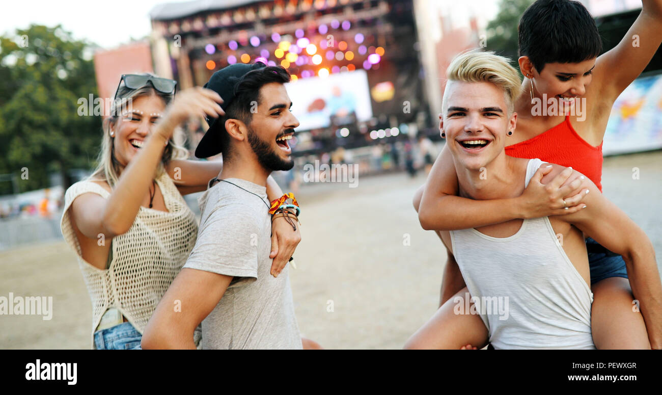 Groupe d'amis s'amuser de temps à music festival Banque D'Images