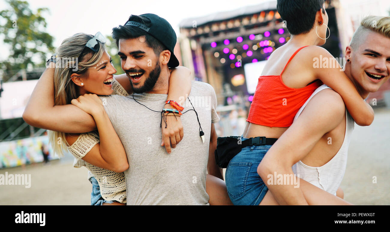 Groupe d'amis s'amuser de temps à music festival Banque D'Images