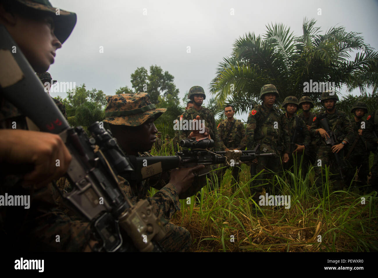 Le Corps des Marines des États-Unis. Anthony Espinal, extrême gauche, et lance le Cpl. Nigel Lyons, les deux soldats du 2e Bataillon, 4e Régiment de Marines, démontrent au Royal Thai Marines comment sécuriser un poste de travail au moment de l'atterrissage à flot la coopération et la formation de l'état de préparation (LF) en 2015 sur la base d'assaut amphibie, Phlutaluang, Thaïlande, le 28 août 2015. LF CARAT est destiné à consolider et accroître l'interopérabilité dans la planification et les opérations amphibies et les ensembles de compétences de base entre les États-Unis et les nations de l'Indonésie, la Malaisie et la Thaïlande. (U.S. Marine Corps photo par MCIPAC est venu de Combat Banque D'Images