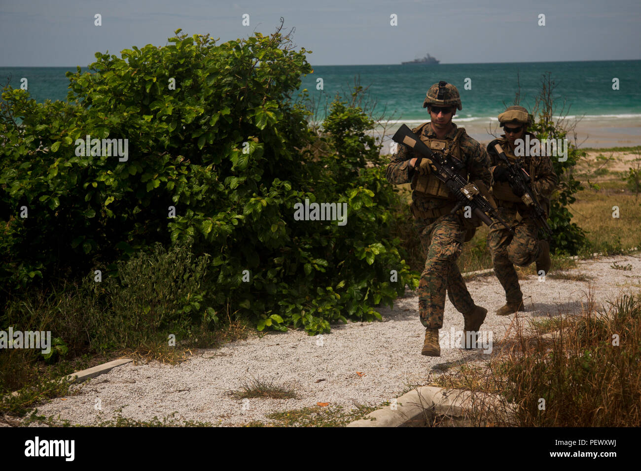 Le Corps des Marines des États-Unis. Brian Walters, centre droit, et lance le Cpl. Melvin Hall, les deux soldats du 2e Bataillon, 4e Régiment de Marines, de passer à une position stable lors d'une répétition d'une attaque amphibie simulée avec Thai Royal Marines au cours force de débarquement à flot la coopération et la formation de l'état de préparation (LF) en 2015 sur base de véhicule d'assaut amphibie, Phlutaluang, Thaïlande, le 31 août 2015. LF CARAT est destiné à consolider et accroître l'interopérabilité dans la planification et les opérations amphibies et les ensembles de compétences de base entre les États-Unis et les nations de l'Indonésie, mal Banque D'Images