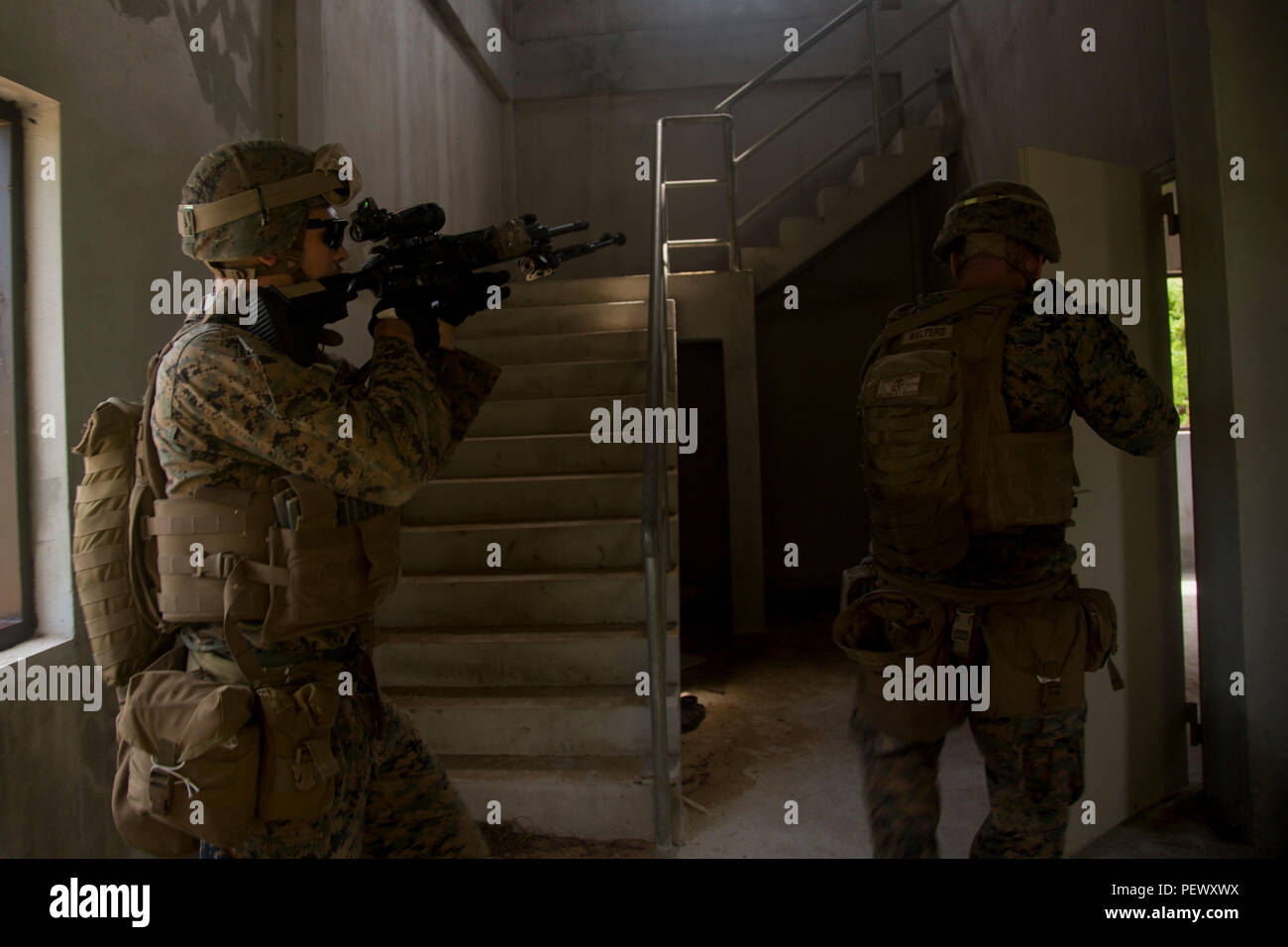 Le Corps des Marines des États-Unis. Melvin Hall, droit, et lance le Cpl. Brian Walters, les deux soldats du 2e Bataillon, 4e Régiment de Marines, de vérifier si un édifice menaces tout en effectuant une répétition d'une attaque amphibie simulée avec Thai Royal Marines au cours force de débarquement à flot la coopération et la formation de l'état de préparation (LF) en 2015 sur base de véhicule d'assaut amphibie, Phlutaluang, Thaïlande, le 31 août 2015. LF CARAT est destiné à consolider et accroître l'interopérabilité dans la planification et les opérations amphibies et les ensembles de compétences de base entre les États-Unis et les nations de l'Indonésie, Malaysi Banque D'Images