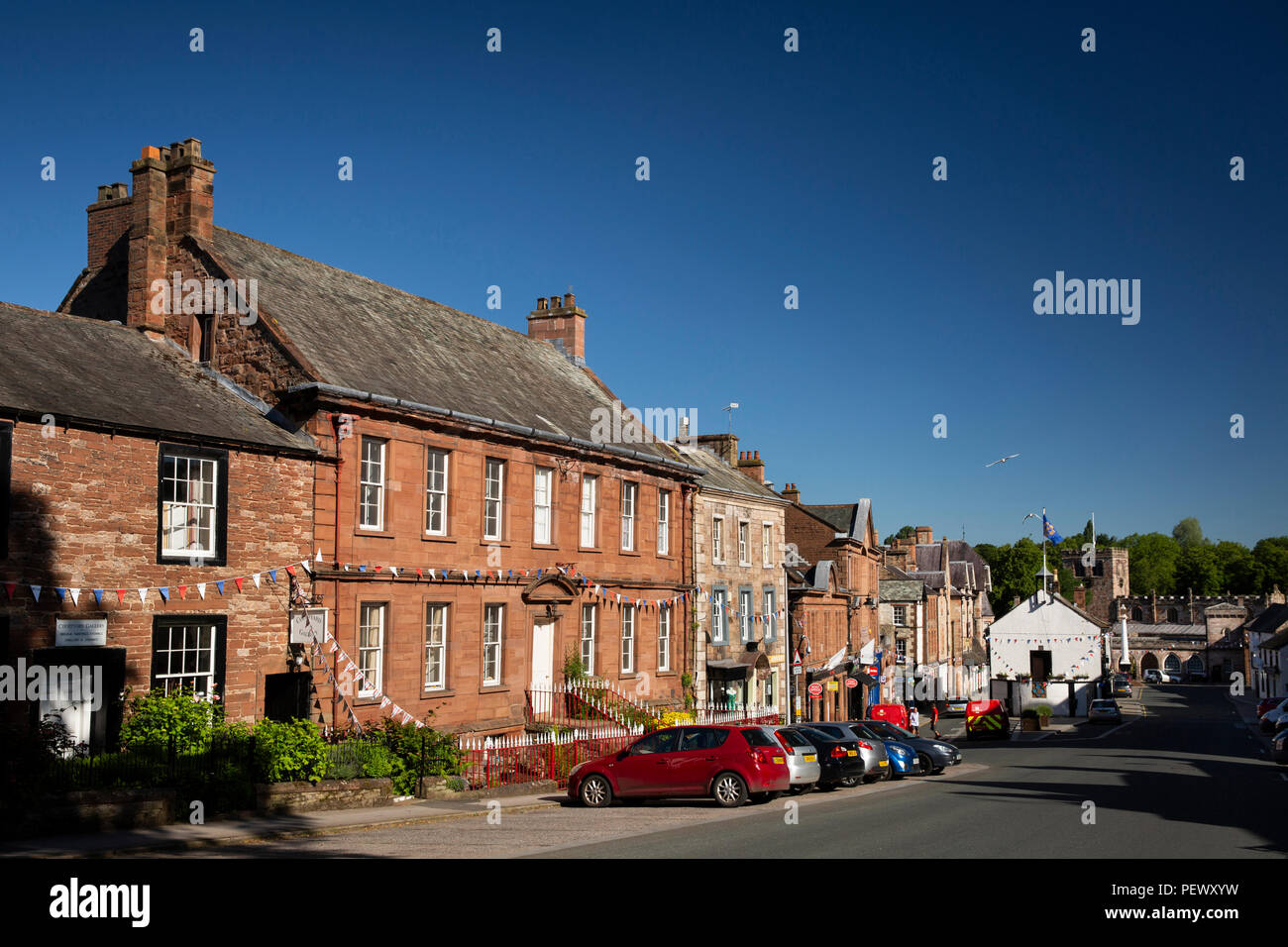 UK, Cumbria, Eden Valley, Appleby, Boroughgate, La Maison Rouge et les maisons historiques qui mènent à la salle sans objet Banque D'Images