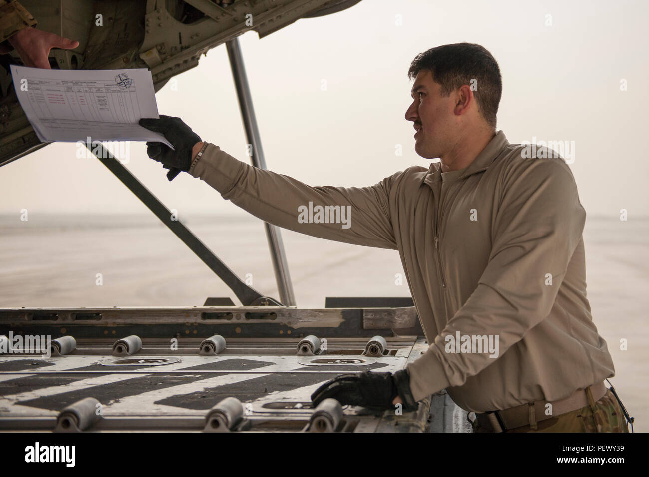Le s.. Nathan Rogers, 774e Escadron de transport aérien expéditionnaire, arrimeur de fret à l'autre main de la paperasserie d'arrimeur à Hamid Karzaï de l'aéroport international de Kaboul, en Afghanistan, au cours d'une sortie de la jambe d'autres endroits dans la zone de responsabilité, le 9 février 2016. L'EAS 774 prend en charge diverses fonctionnalités de transport aérien tactique, y compris le transport de marchandises et de passagers, et l'aide humanitaire et le soutien d'évacuation aéromédicale. (U.S. Air Force photo/Tech. Le Sgt. Robert Cloys) Banque D'Images