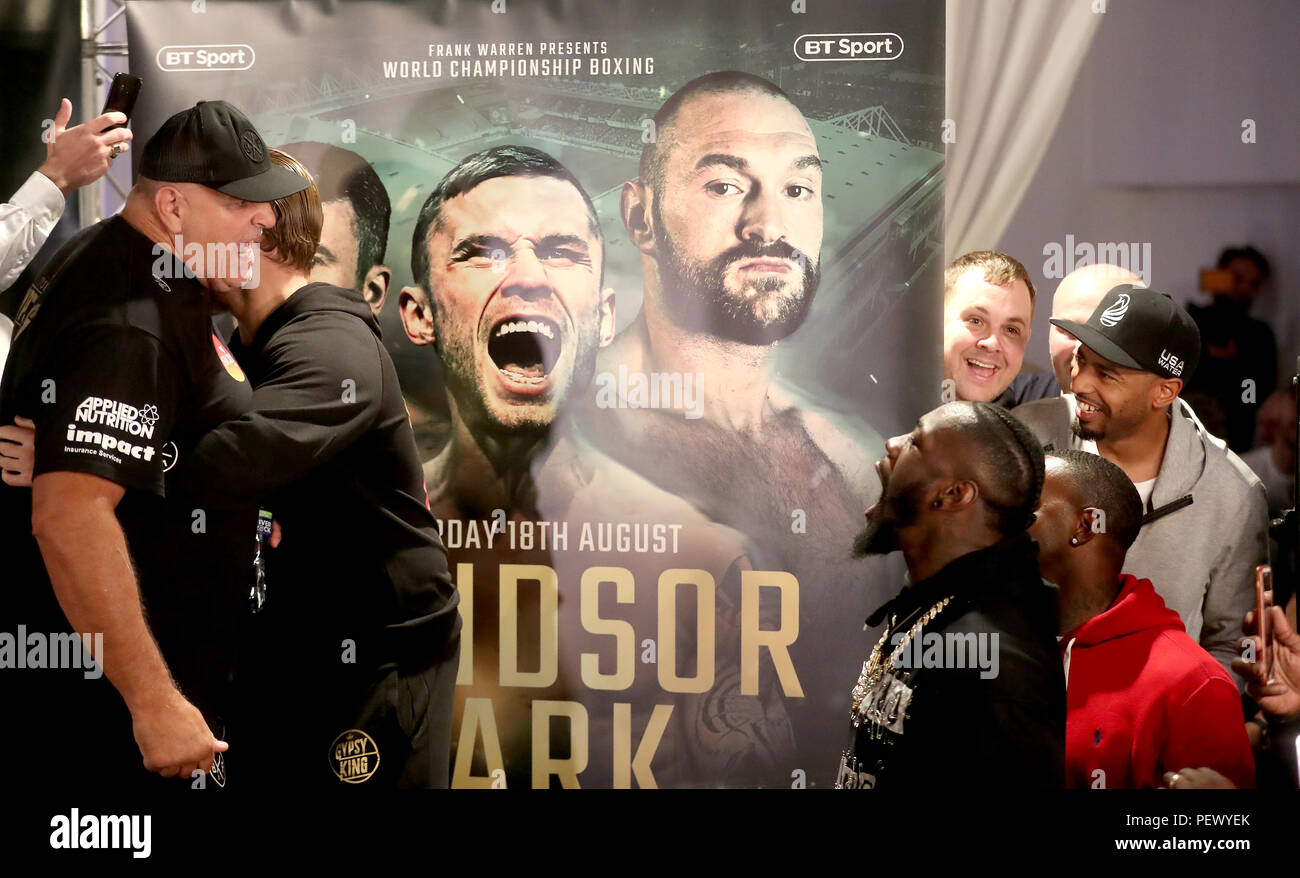 John Fury (à gauche) et de Deontay Wilder (à droite) au cours de la pesée à l'Europa Hotel, Belfast. Banque D'Images