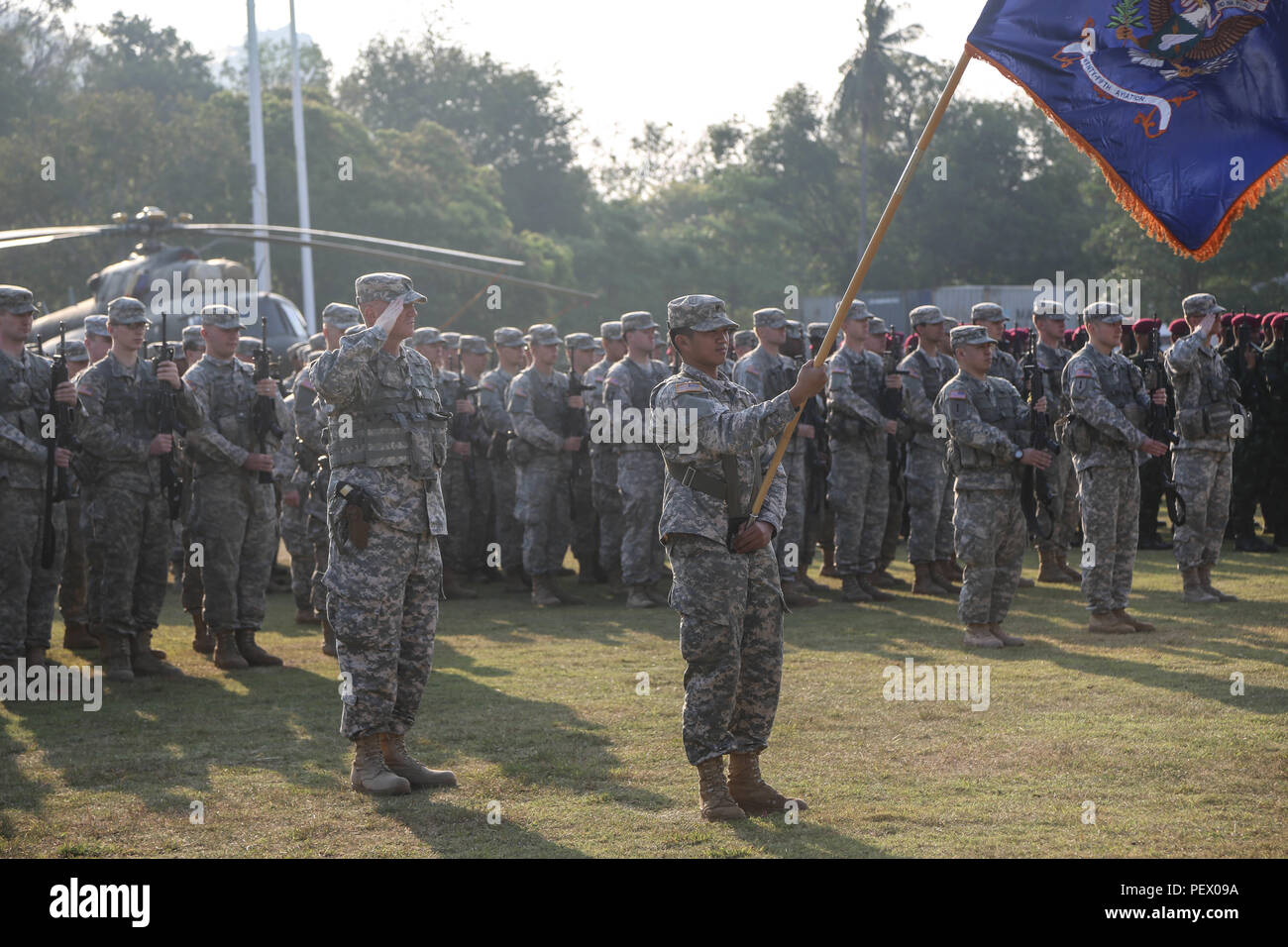 Les soldats de l'Armée royale thaïlandaise avec 1er Bataillon, 31e Régiment Kings Guard, des soldats américains affectés à 1-2 Stryker Brigade Combat Team, et aviateurs thaïlandais affectés à la 9e Compagnie mobile est titulaire d'une cérémonie d'ouverture de l'exercice Cobra d'or à Lop Buri, Thaïlande, le 9 février 2016. La cérémonie a eu lieu à ouvrir la voie pour l'U.S et soldats thaïlandais pour effectuer de la formation. Gold Cobra augmente l'interopérabilité, la coopération et la collaboration entre les nations partenaires afin de parvenir à une véritable solution aux défis communs. (U.S. Photo de l'armée par le sergent. Kwadwo Frimpong/ libéré) Banque D'Images