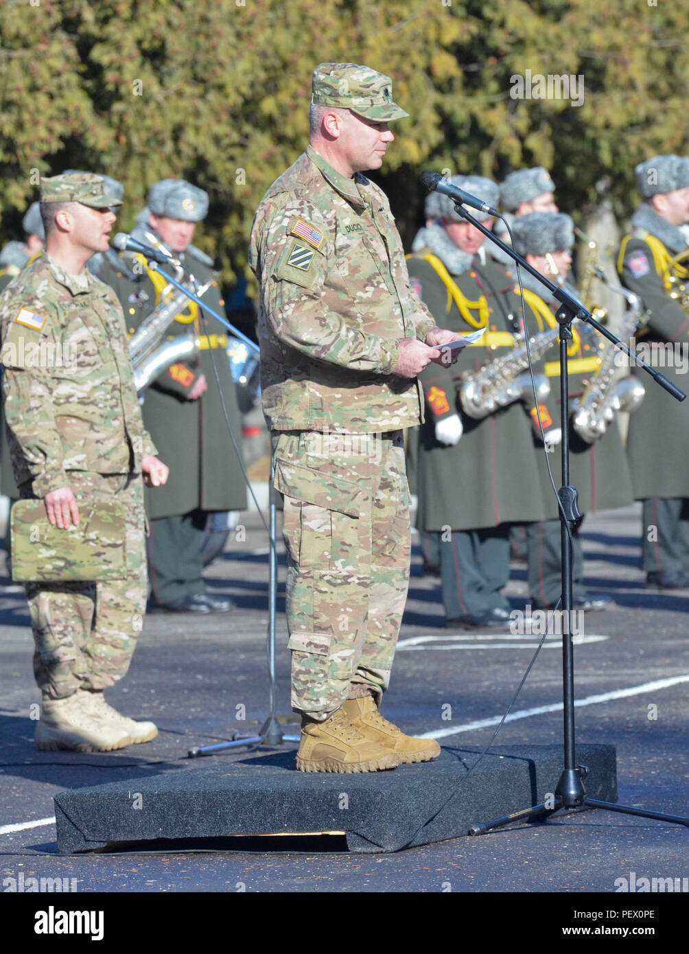 Le lieutenant-colonel Nick Ducich, groupe multinational interarmées du commandant de l'Ukraine, parle aux soldats le 12 février 2016, au cours de la cérémonie de remise des diplômes de la première rotation de Fearless Guardian II au maintien de la paix et la sécurité internationale Centre près de l'Ukraine, l'viv. La deuxième phase du gardien intrépide sera composée de cinq bataillons de la formation des soldats de l'armée ukrainienne et un bataillon des forces spéciales dans le cadre du groupe multinational interarmées de l'Ukraine. (U.S. Photo de l'armée par le sergent. Adriana M. Diaz-Brown, 10e Appuyez sur Camp de siège. Banque D'Images