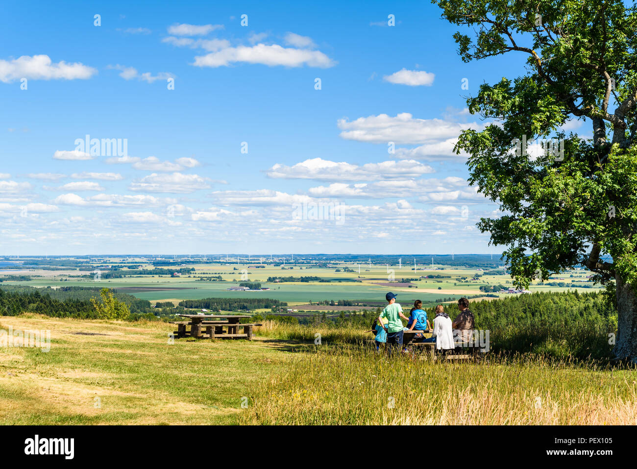 Omberg, Suède - 1 juillet 2018 : les visiteurs dans l'éco-parc en admirant la vue sur le paysage du point de vue suédois sur un Hjassan ordina Banque D'Images