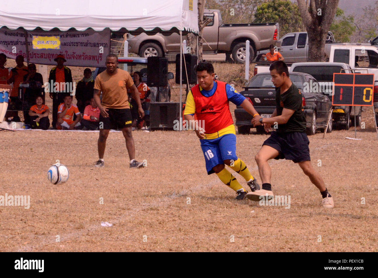 États-unis, indienne, thaïlandaise et soldats canadiens jouent un match de foot avec les civils de la région le 11 février 2016, à la 14e l'amitié le sport à Lamsonthi County District. Le match a été joué à Pa Mai Sublungka terrain de soccer de l'école et compris l'hilarité et plusieurs jeux à sont le soccer, à la corde et des courses de relais. Cette année, les soldats américains ont été en mesure de rejoindre les festivités, en prenant une pause dans la construction d'un bâtiment polyvalent à Banradbumrung l'école. Le bâtiment polyvalent est l'un des six projets de construction verticale prévue pour le Cobra Gold 2016 mission de formation internationale en Thaïlande. C Banque D'Images