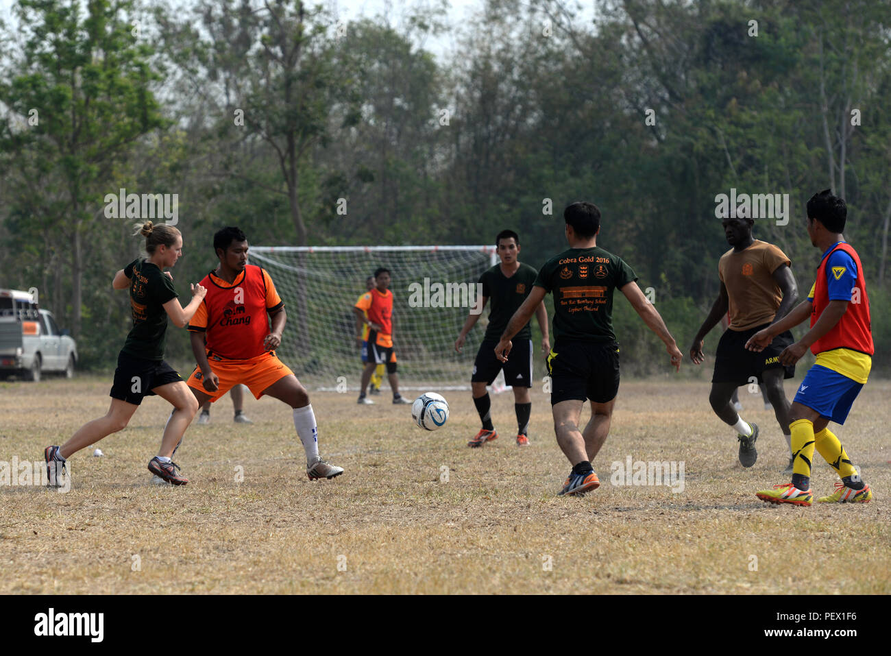 États-unis, indienne, thaïlandaise et soldats canadiens jouent un match de foot avec les habitants le 11 février 2016, pour la 14e Journée du sport dans le comté de l'Amitié Quartier Lamsonthi, Thaïlande, dans le cadre d'un événement communautaire pendant l'exercice Gold Cobra. Le match a été joué à Pa Mai Sublungka terrain de soccer de l'école et compris l'hilarité et plusieurs jeux tels que le soccer, à la corde de la guerre et des courses de relais. Les militaires ont passé les trois dernières semaines à travailler ensemble pour construire un immeuble multifonctionnel à Banradbumrung l'école dans le cadre de l'exercice multinational. (U.S. Photo de l'Armée de l'air par le sergent. L'Amber E. Jacobs) Banque D'Images