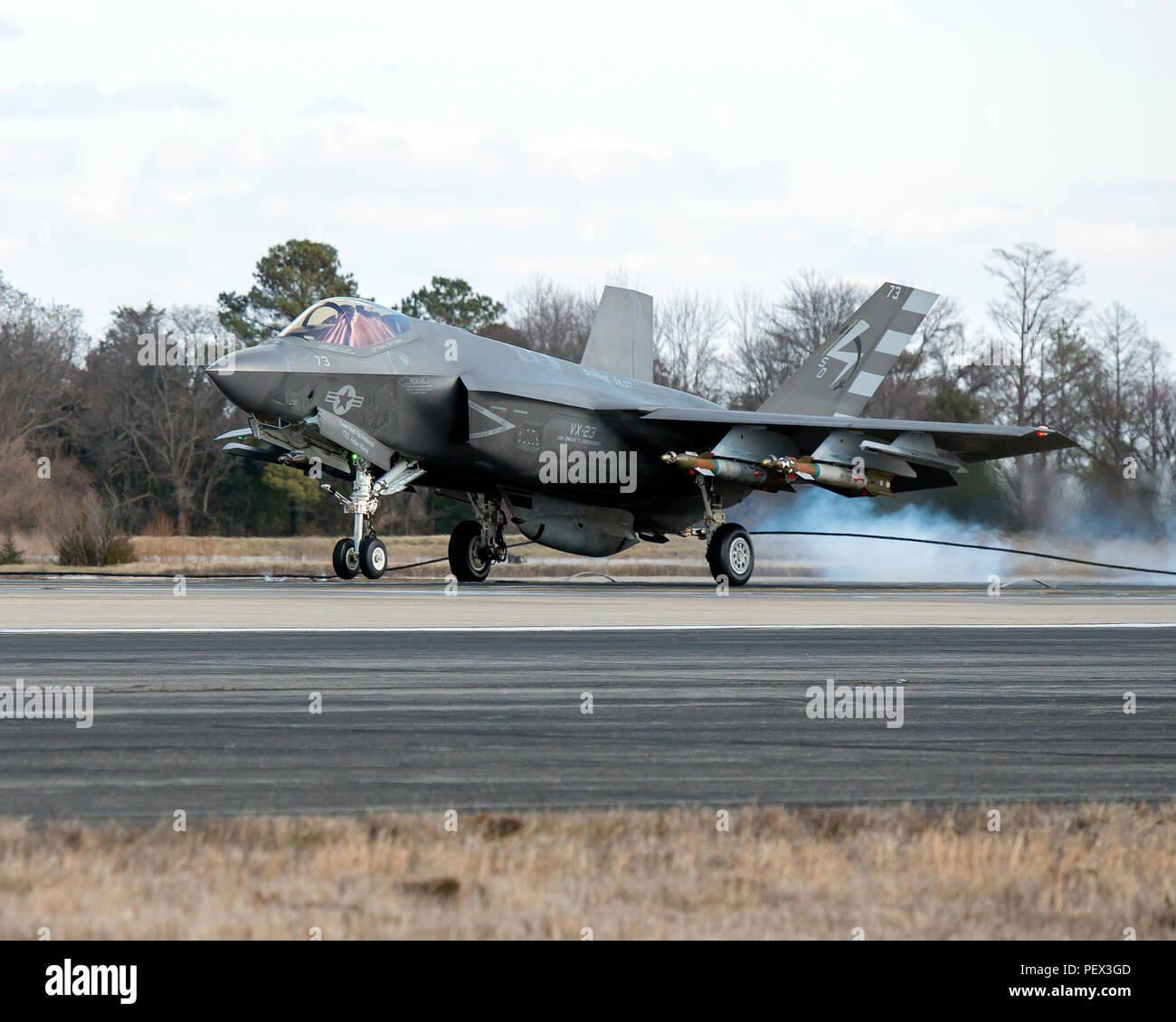 Le lieutenant Cmdr. Daniel "Tonto" Martin, un F-35 Lightning II test pilote désigné pour les Salty Dogs de test à l'air et de l'évaluation (VX) 23 de l'Escadron, a atterri dans les livres d'histoire 10 Février, 2016, quand il a exécuté le premier arrêt d'un F-35C avec des armes. 282 vol de l'avion CF-03 de la F-35 Lightning II Pax River Force d'essai intégré (ITF) était basé à Naval Air Station Patuxent River, Maryland (États-Unis Photo gracieuseté de la marine Wiedmann Dane) Banque D'Images