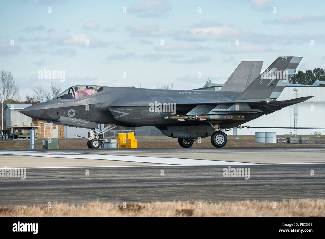 L'avion CF-03, un F-35 Lightning II variante transporteur du F-35 Lightning II Pax River Force d'essai intégré (ITF), effectue le premier arrêt d'un F-35C avec armes externes 10 Février, 2016. Le F-35 était piloté par le lieutenant Cmdr. Daniel "Tonto" Martin qui est attribuée à l'air salé de chiens de l'Escadron d'essai et d'évaluation (VX) 23 à bord Naval Air Station Patuxent River, Maryland (États-Unis Photo gracieuseté de la marine Wiedmann Dane) Banque D'Images