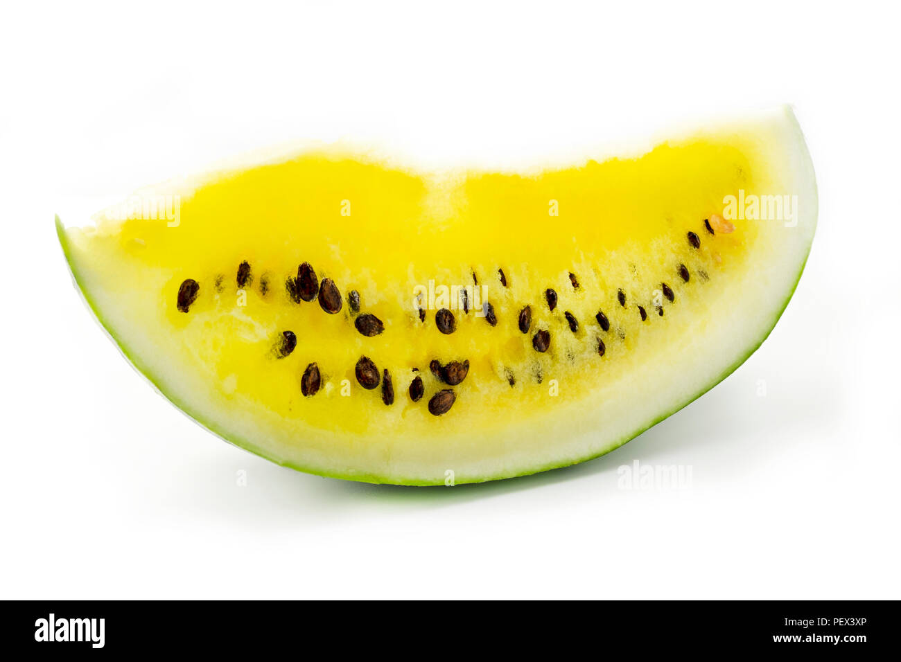 Tranche de melon jaune sur fond blanc Banque D'Images
